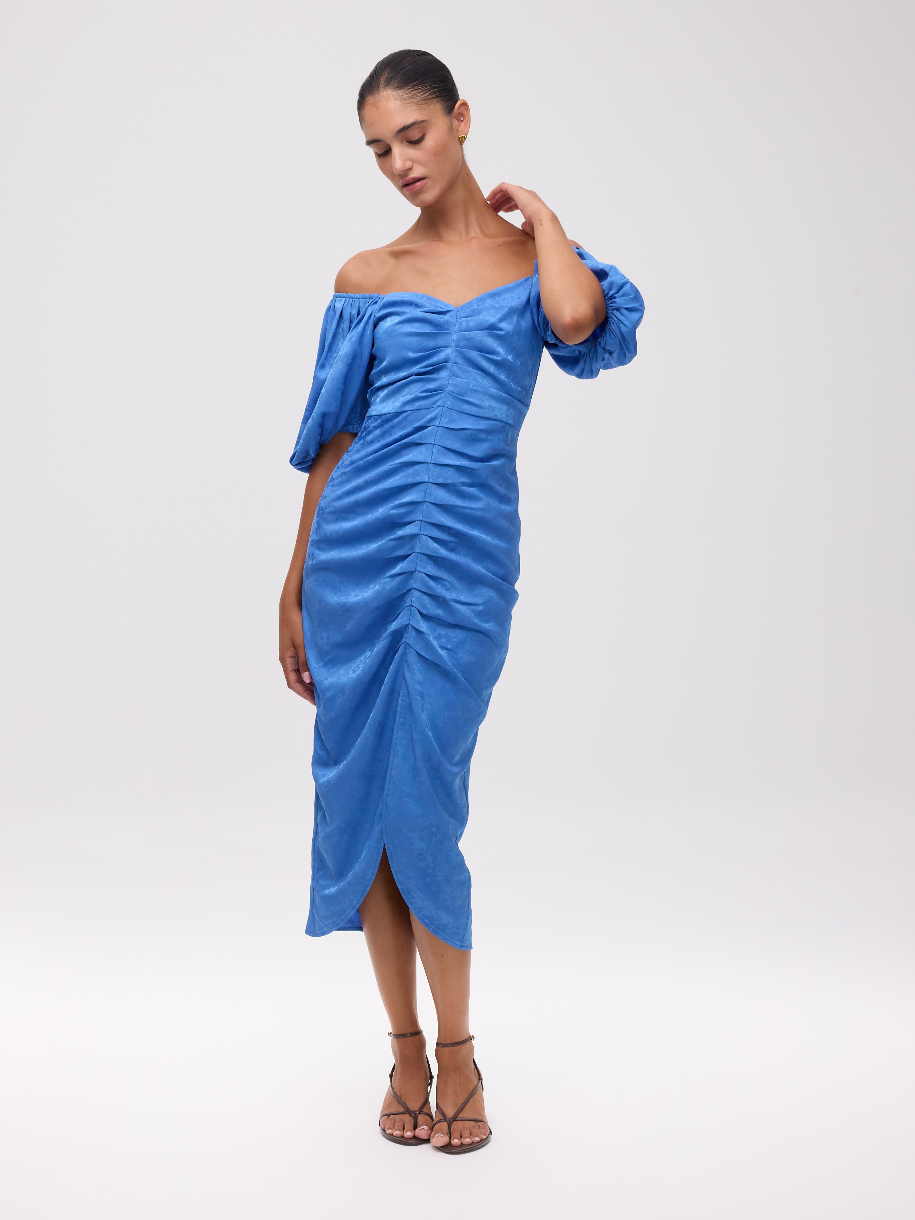 ROMEO BLUE - Vestido midi drapeado jacquard azul, para invitadas de boda, fiesta y eventos de primvera y verano. MIOH es la marca española de vestidos de fiesta para invitadas de boda más de moda en España