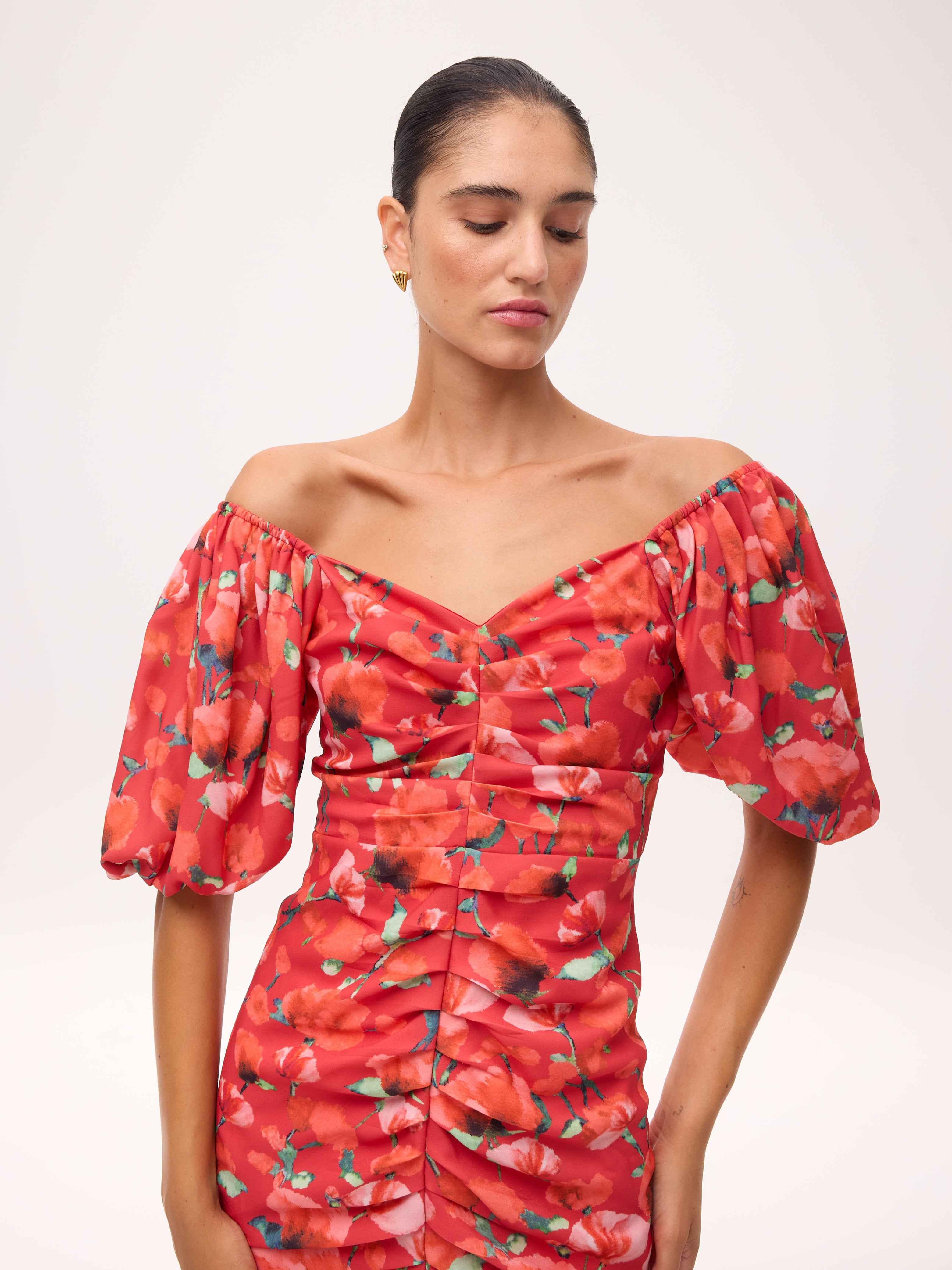 ROMEO FLOWERS - Vestido midi drapeado print amapolas, perfecto para invitadas de boda y fiesta spring summer. MIOH es la marca de vestidos de invitada de boda y fiesta de referencia en España