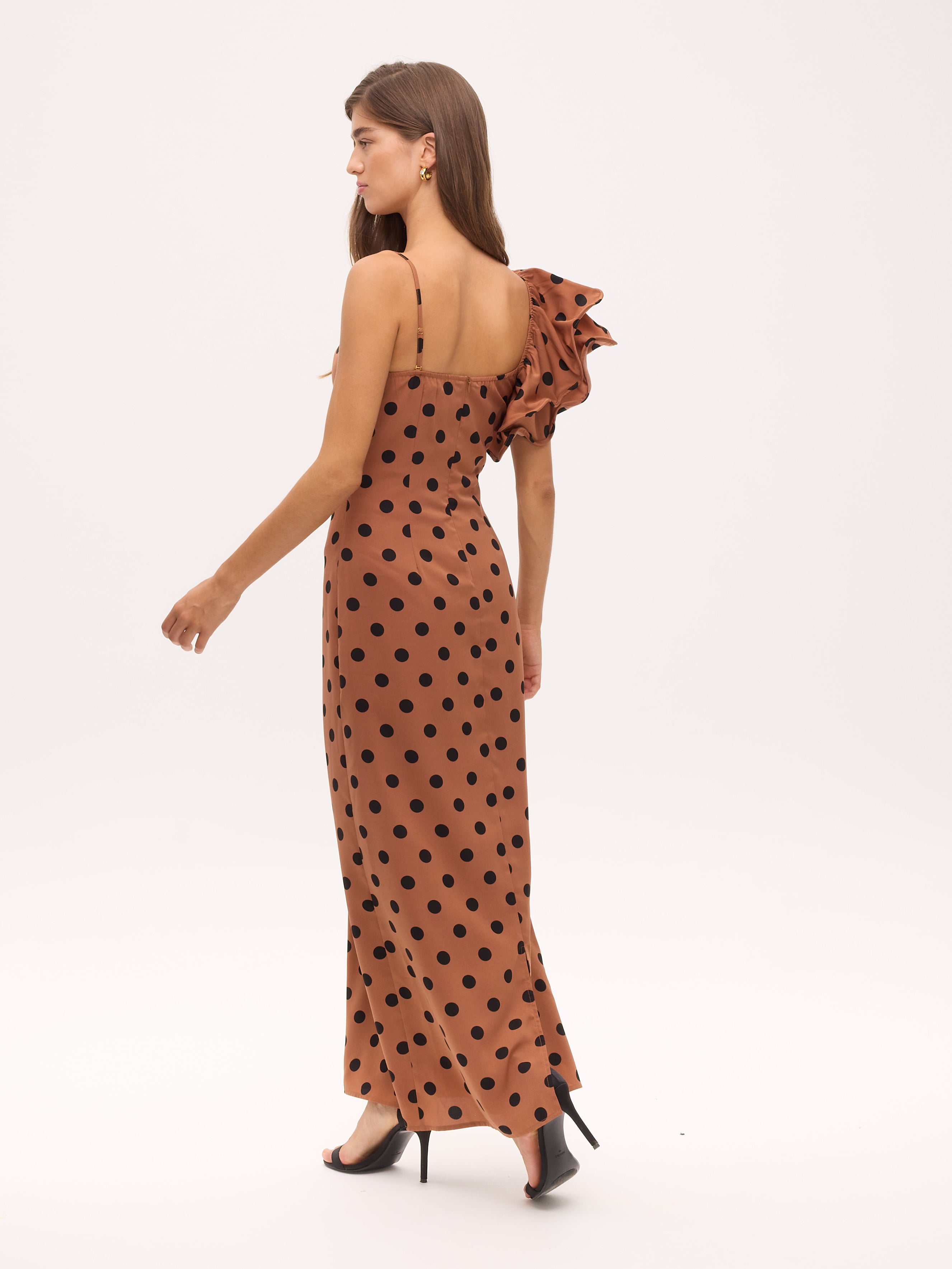 ROSALINDA DOTS - Vestido largo de lunares con volante en el tirante, de fiesta e invitada de boda y evento primavera verano. MIOH es la marca de vestidos de invitada de boda y fiesta de referencia en España