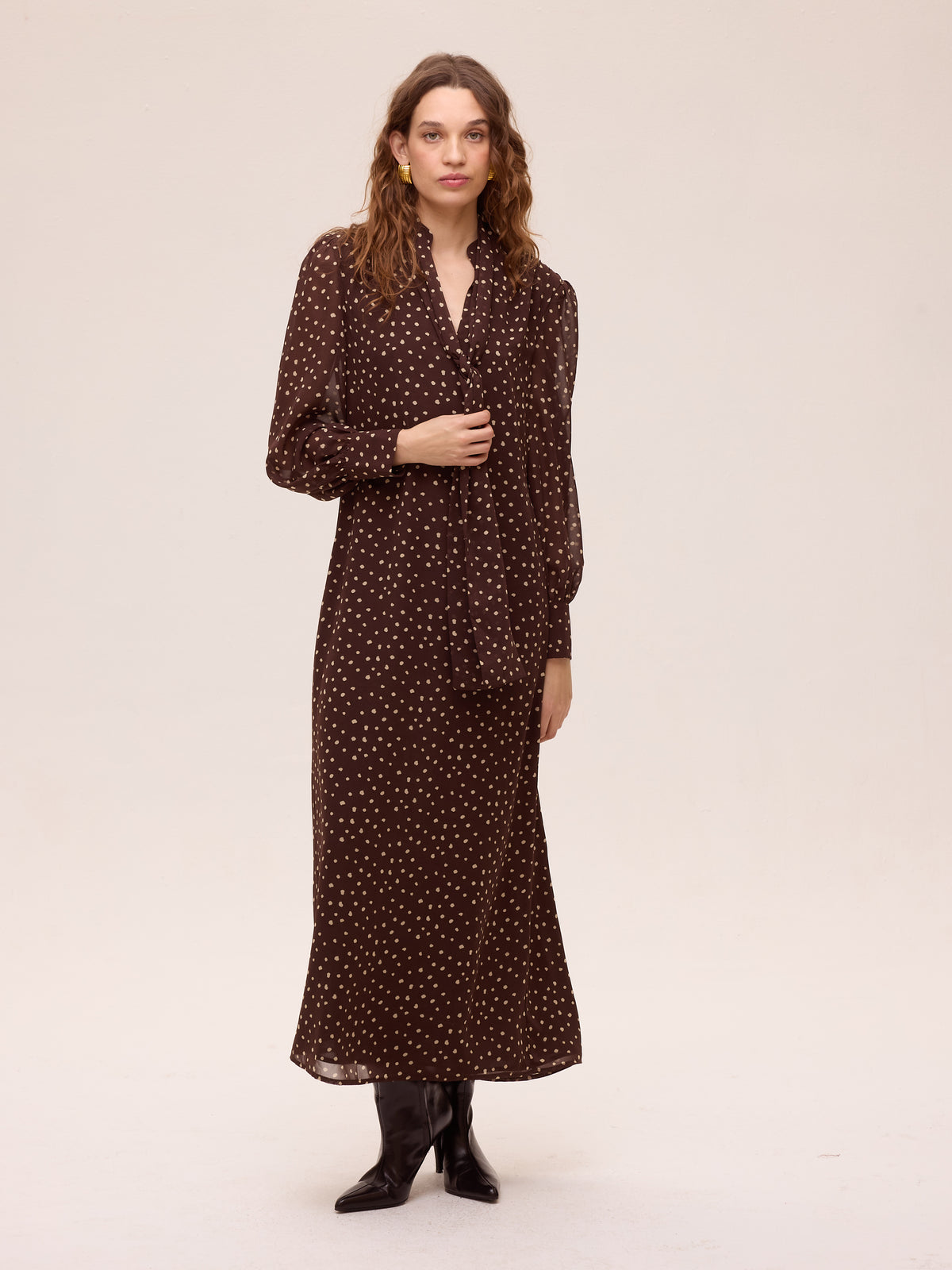 SUMMIT BROWN - Vestido amplio gasa lunares marrón, un vestido de invitada de boda con el sello de MIOH, la marca de moda española más buscada en 2026