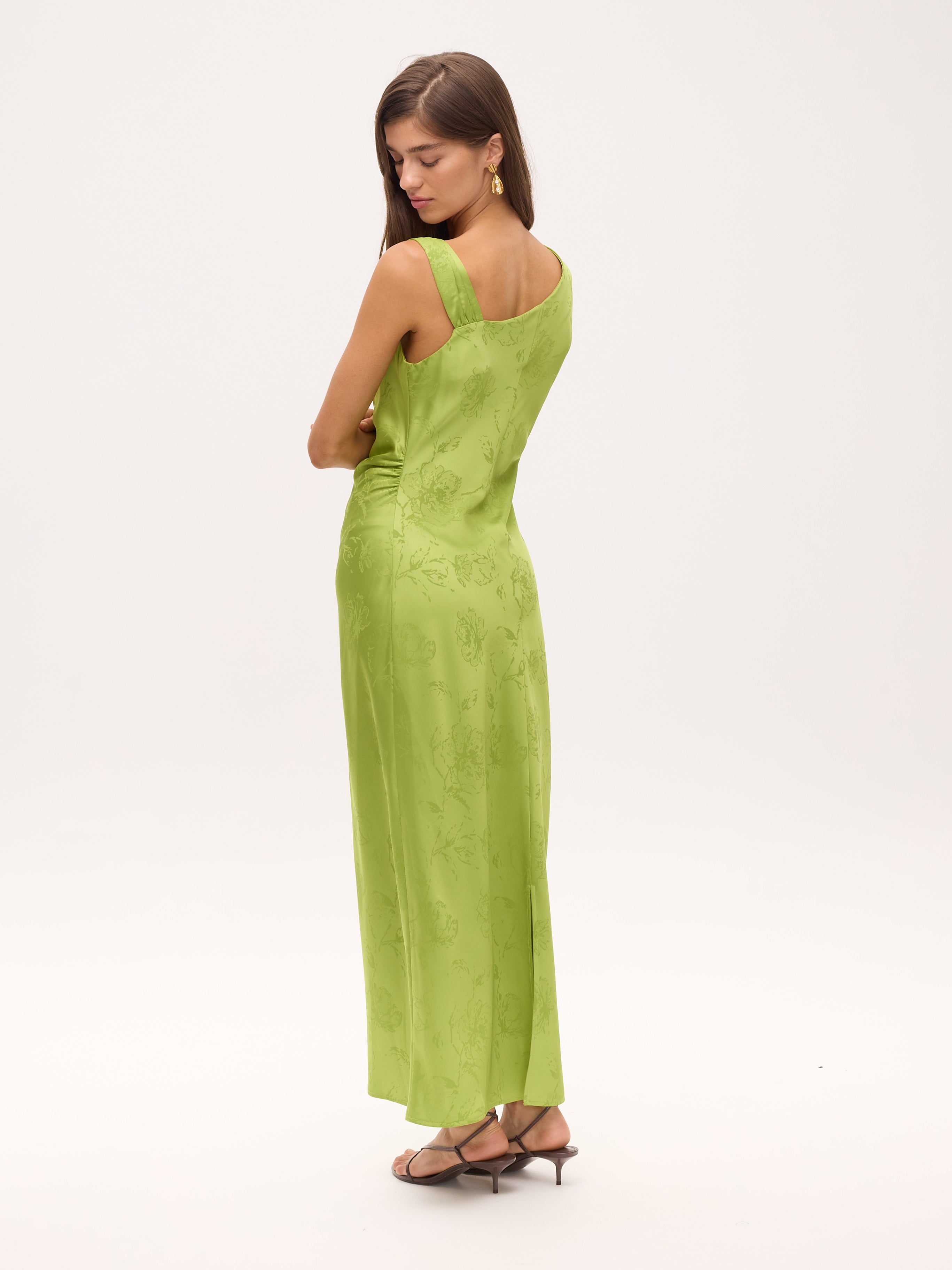 THESEO GREEN - Vestido jacquard asimétrico verde lima, para ser la invitada de boda perfecta y fiesta esta primavera verano. MIOH es la marca española de vestidos de fiesta mas de moda, preferida por influencers y famosas de España