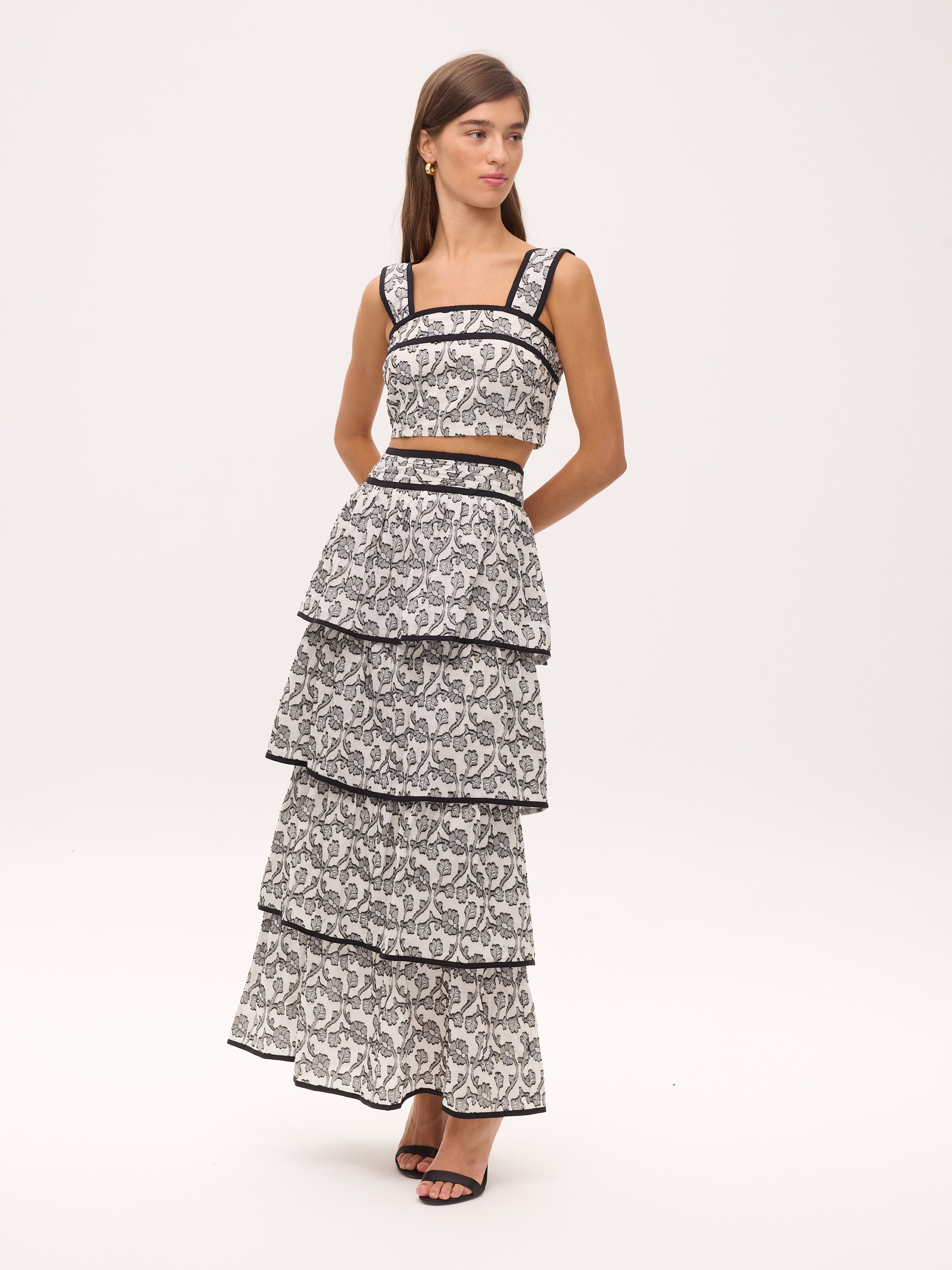 TITANIA BICOLOR - Conjunto blanco y negro floral, perfecto para invitadas de boda y fiesta spring summer. MIOH es la marca que eligen las influencers de España para sus eventos, como bodas y fiestas