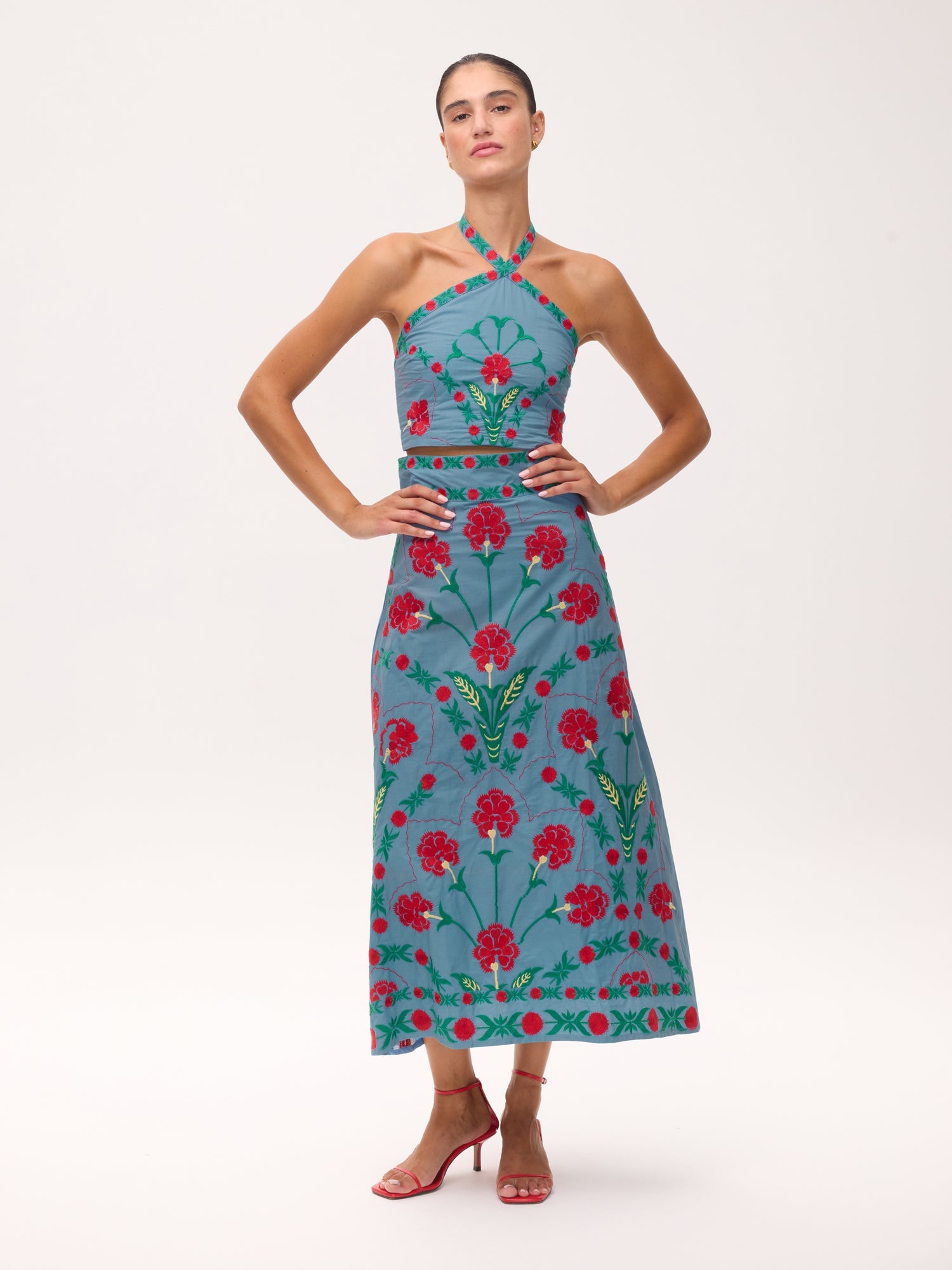 ULISES BLUE - Top + Falda conjunto bordado flores, perfecto para invitadas de boda y fiesta spring summer. MIOH es la marca española de vestidos de fiesta para invitadas de boda más de moda en España