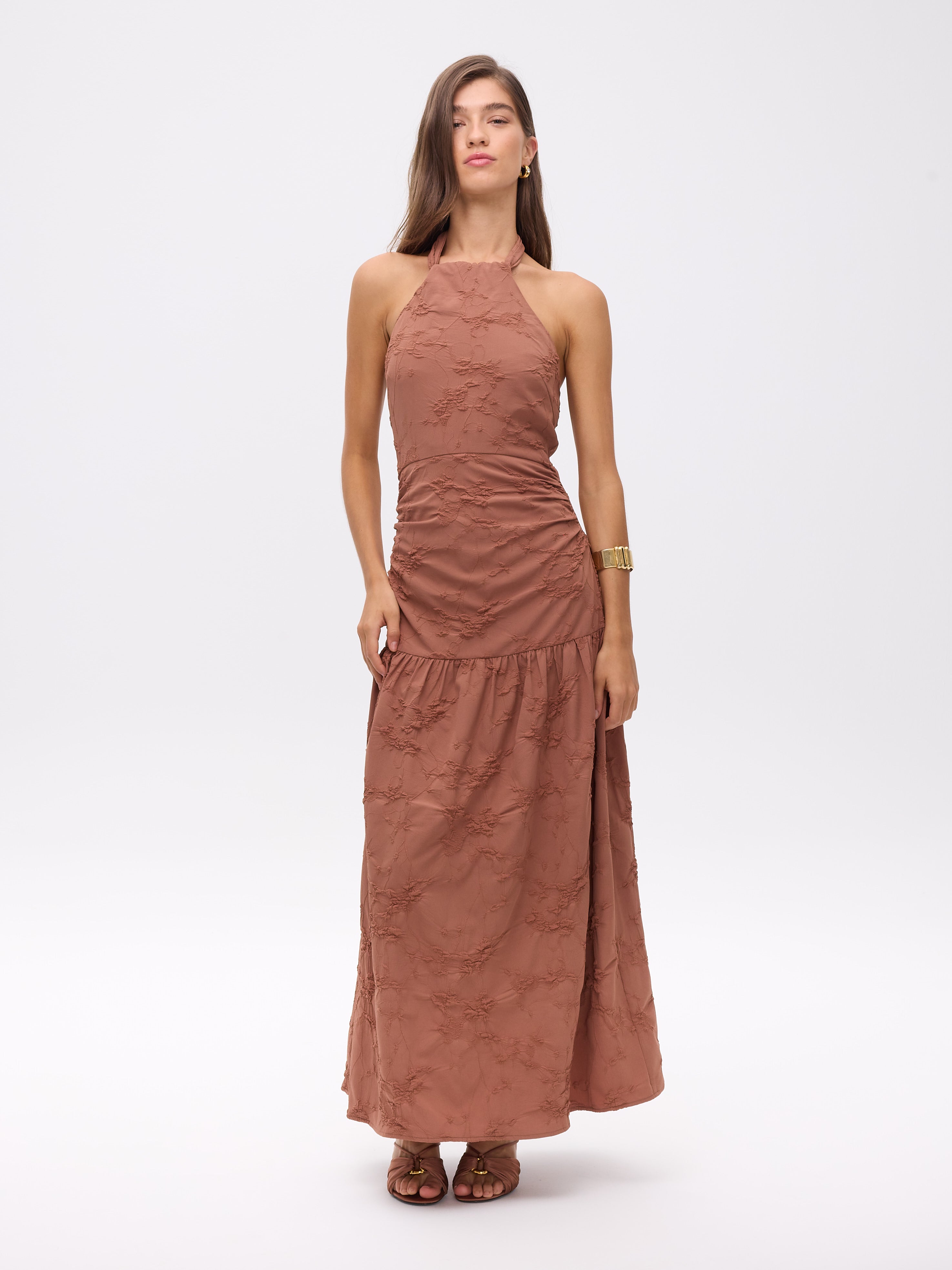 VERONA MOCA - Vestido cuello halter con volante damasco moca, perfecto para invitadas de boda y fiesta spring summer. MIOH es la marca española de vestidos de fiesta mas de moda, preferida por influencers y famosas de España