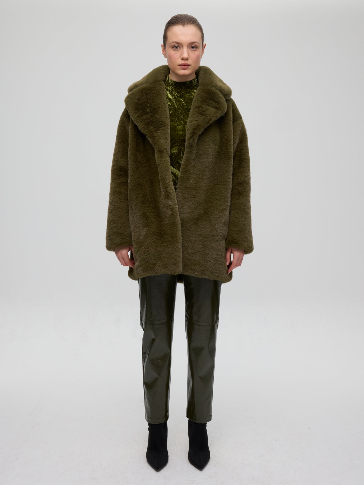 mioh | WORLD MOSS - Chaquetón faux fur verde. Vestidos de fiesta para invitadas de boda perfectas. Marca española de moda