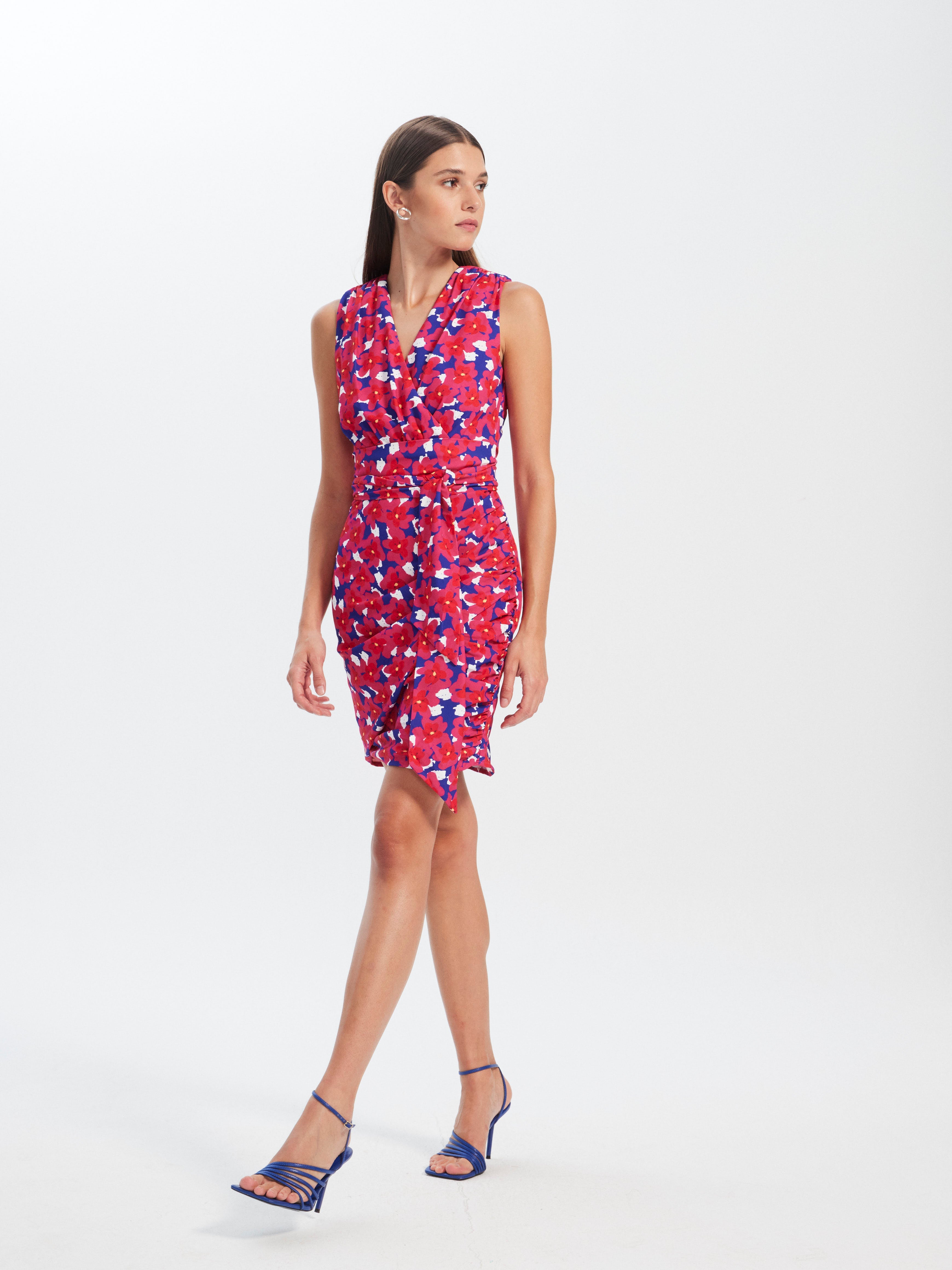 mioh | ALEJANDRA FLOWERS - Vestido corto invitada boda, fiesta y evento, nuestro vestido corto sin mangas falda drapeada de fiesta para ser la invitada de boda perfecta esta temporada Primavera Verano 23. Pura tendencia SS23. MIOH marca española invitada