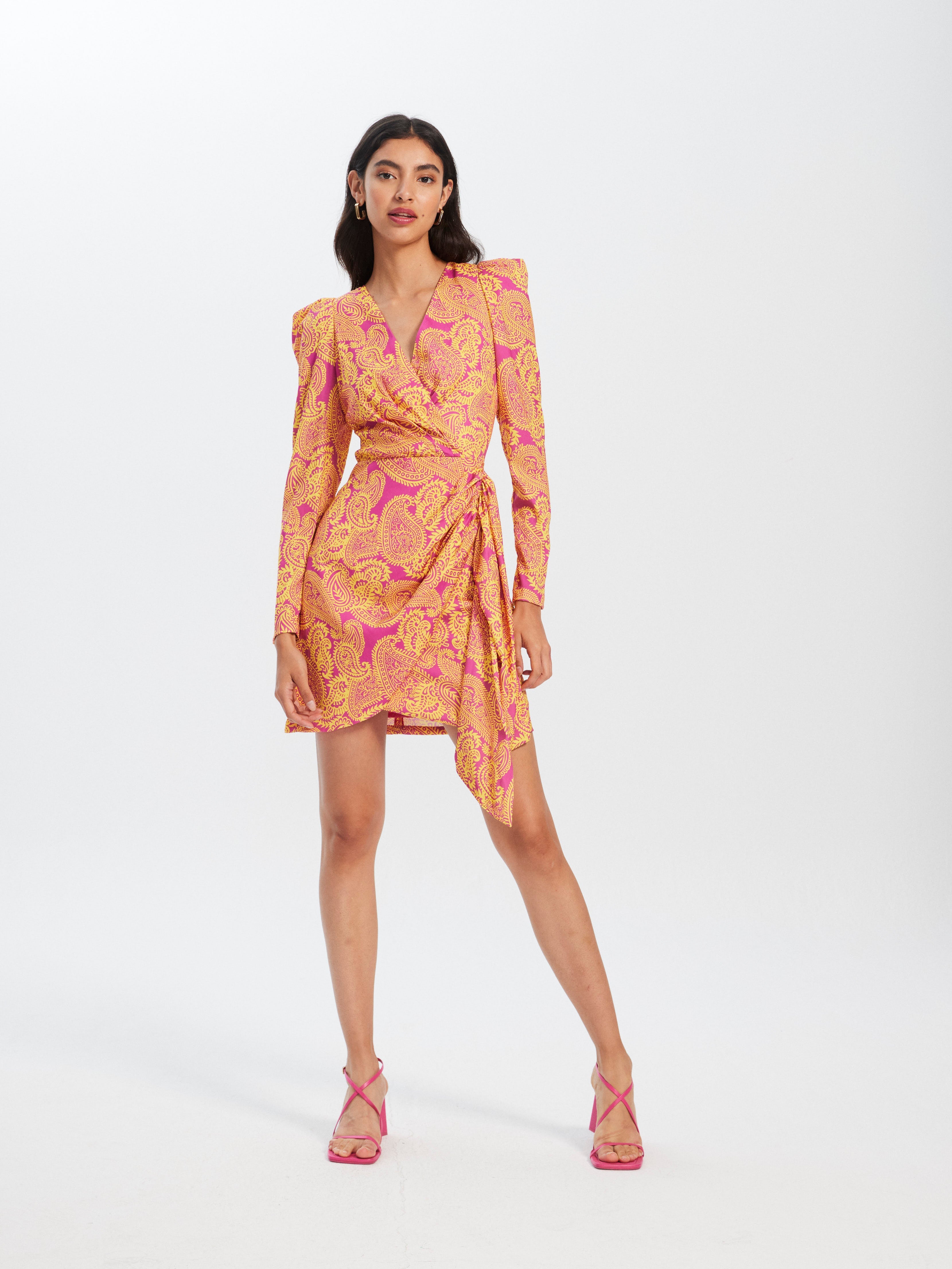 mioh | CLAUDIA PAISLEY - Vestido corto invitada boda, fiesta y evento, nuestro vestido corto manga larga falda falso cruzado de fiesta para ser la invitada de boda perfecta esta temporada Primavera Verano 23. Pura tendencia SS23. MIOH marca española invitada