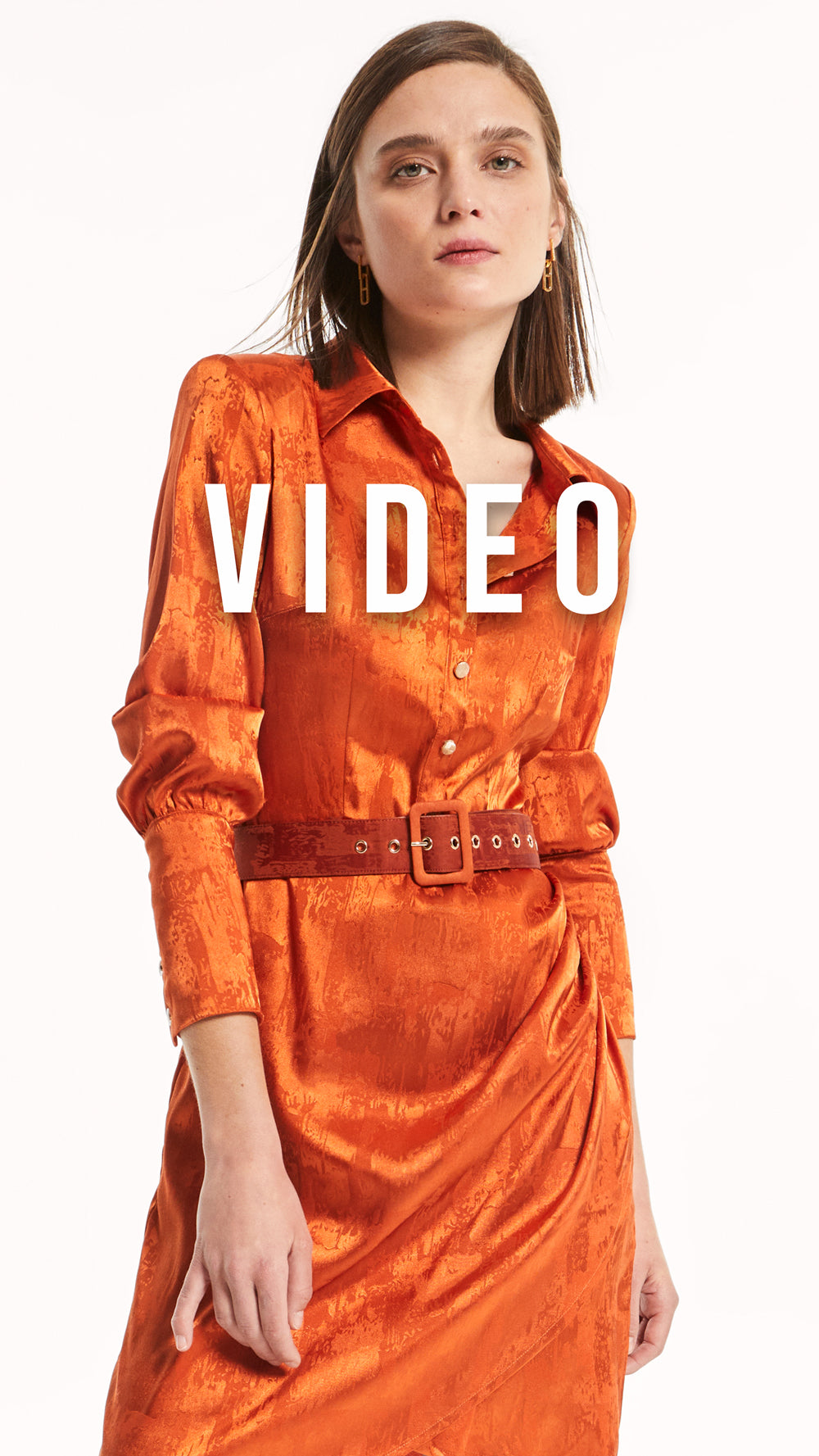 mioh | CUMBIA ORANGE - Vestido corto para invitada de boda y eventos. Vestido de boda corto de jacquard naranja, estilo camisero, CUMBIA ORANGE. Vestido para ser la invitada perfecta esta temporada Otoño Invierno 2022. Precioso color naranja con cinturón a juego, tela de gran calidad. Fácil y elegante, es un vestido que te pondrás una y otra vez. Acierto seguro.