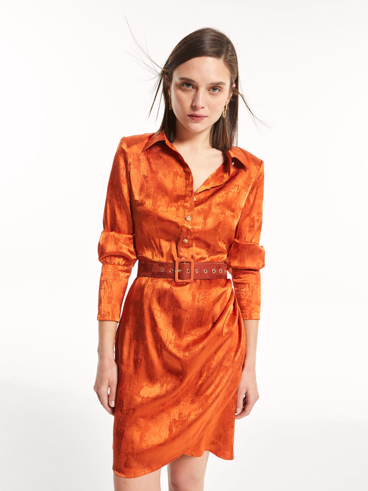 mioh | CUMBIA ORANGE - Vestido corto para invitada de boda y eventos. Vestido de boda corto de jacquard naranja, estilo camisero, CUMBIA ORANGE. Vestido para ser la invitada perfecta esta temporada Otoño Invierno 2022. Precioso color naranja con cinturón a juego, tela de gran calidad. Fácil y elegante, es un vestido que te pondrás una y otra vez. Acierto seguro.