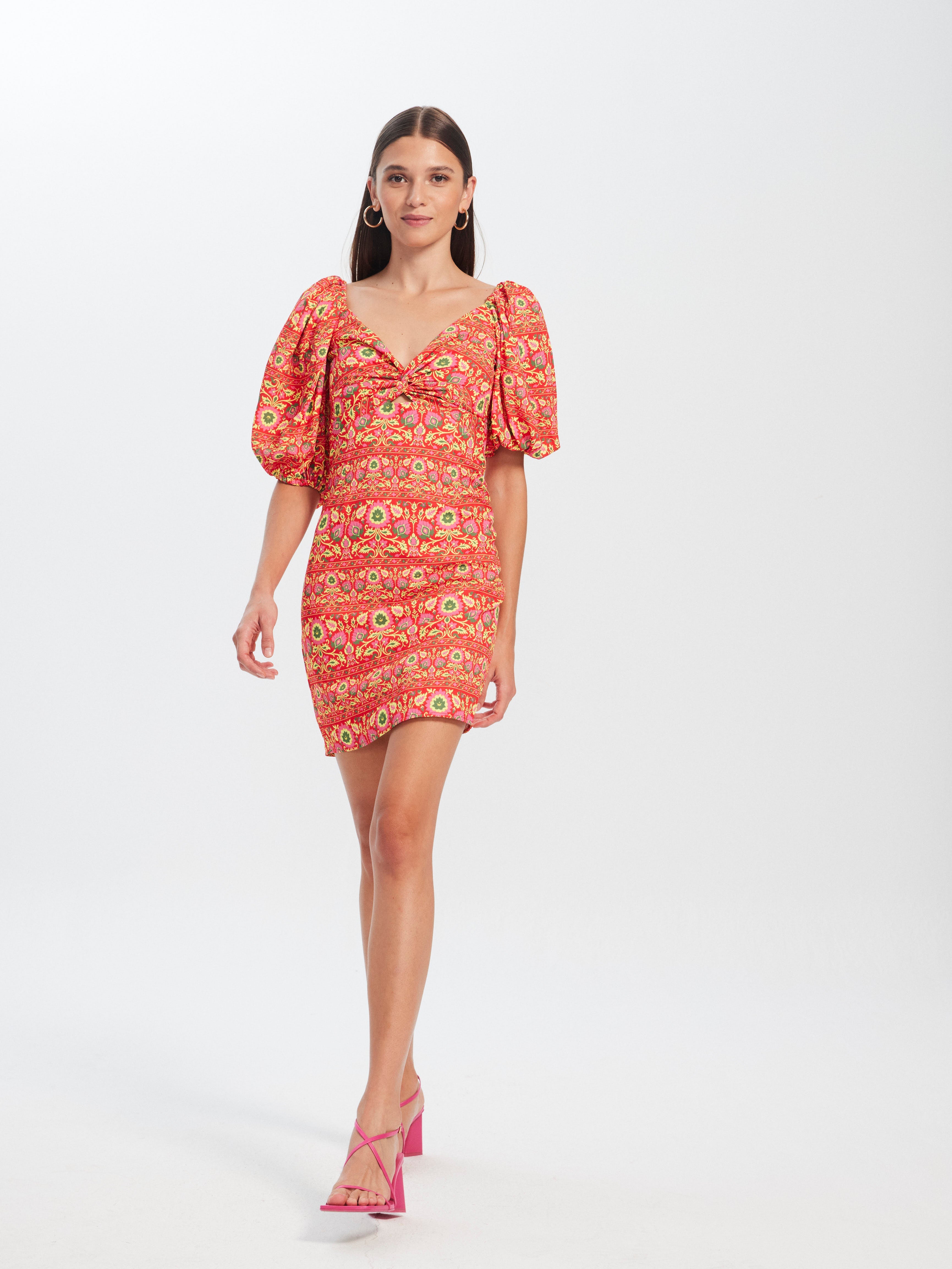 mioh | IRENE SPRING - Vestido corto invitada boda, fiesta y evento, nuestro vestido corto manga corta nudo pecho estampado de fiesta para ser la invitada de boda perfecta esta temporada Primavera Verano 23. Pura tendencia SS23. MIOH marca española invitada