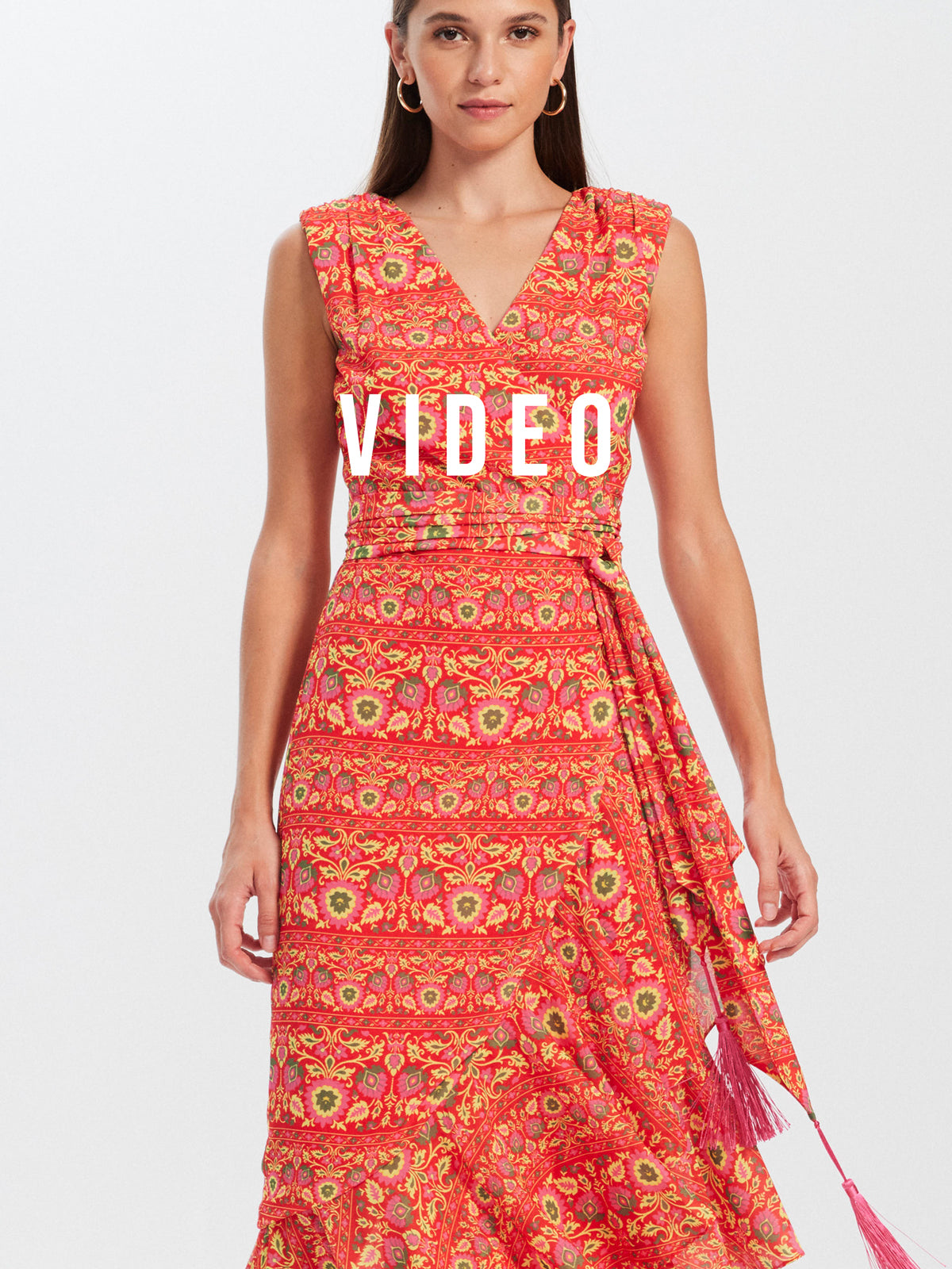mioh | ISABEL SPRING - Vestido wrap midi invitada boda, fiesta y evento. Vestido de fiesta envolvente sin mangas en tejido estampado para ser la invitada de boda perfecta esta temporada Primavera Verano 2023. Los vestidos de invitada envolventes (wrap) son la seña de identidad de la marca MIOH y pura tendencia SS23. MIOH marca española de vestidos de invitada de boda y fiesta.