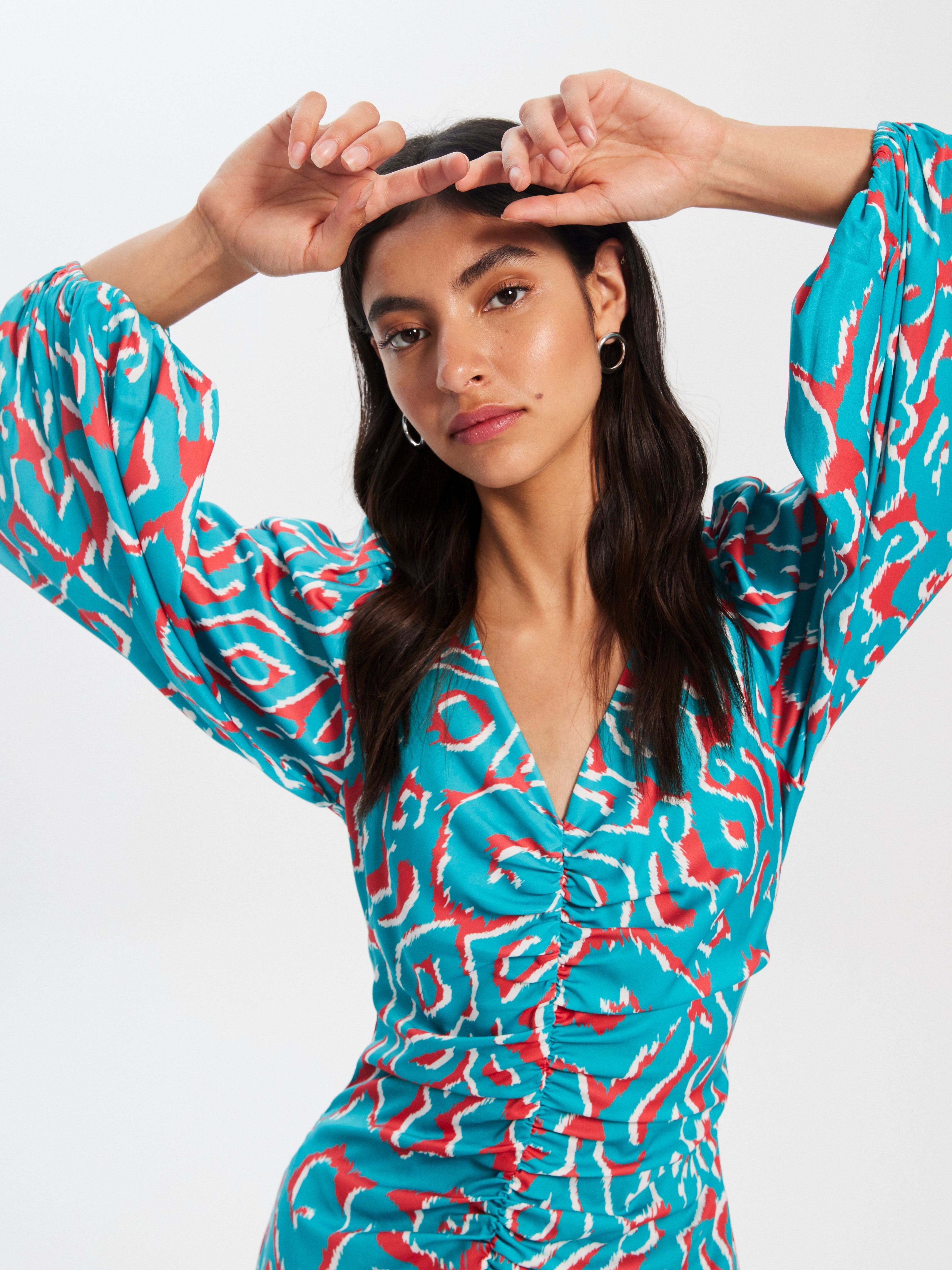mioh | LUCIA IKAT - Vestido corto invitada boda, fiesta y evento, nuestro vestido corto drapeado manga farol de fiesta para ser la invitada de boda perfecta esta temporada Primavera Verano 23. Pura tendencia SS23. MIOH marca española invitada