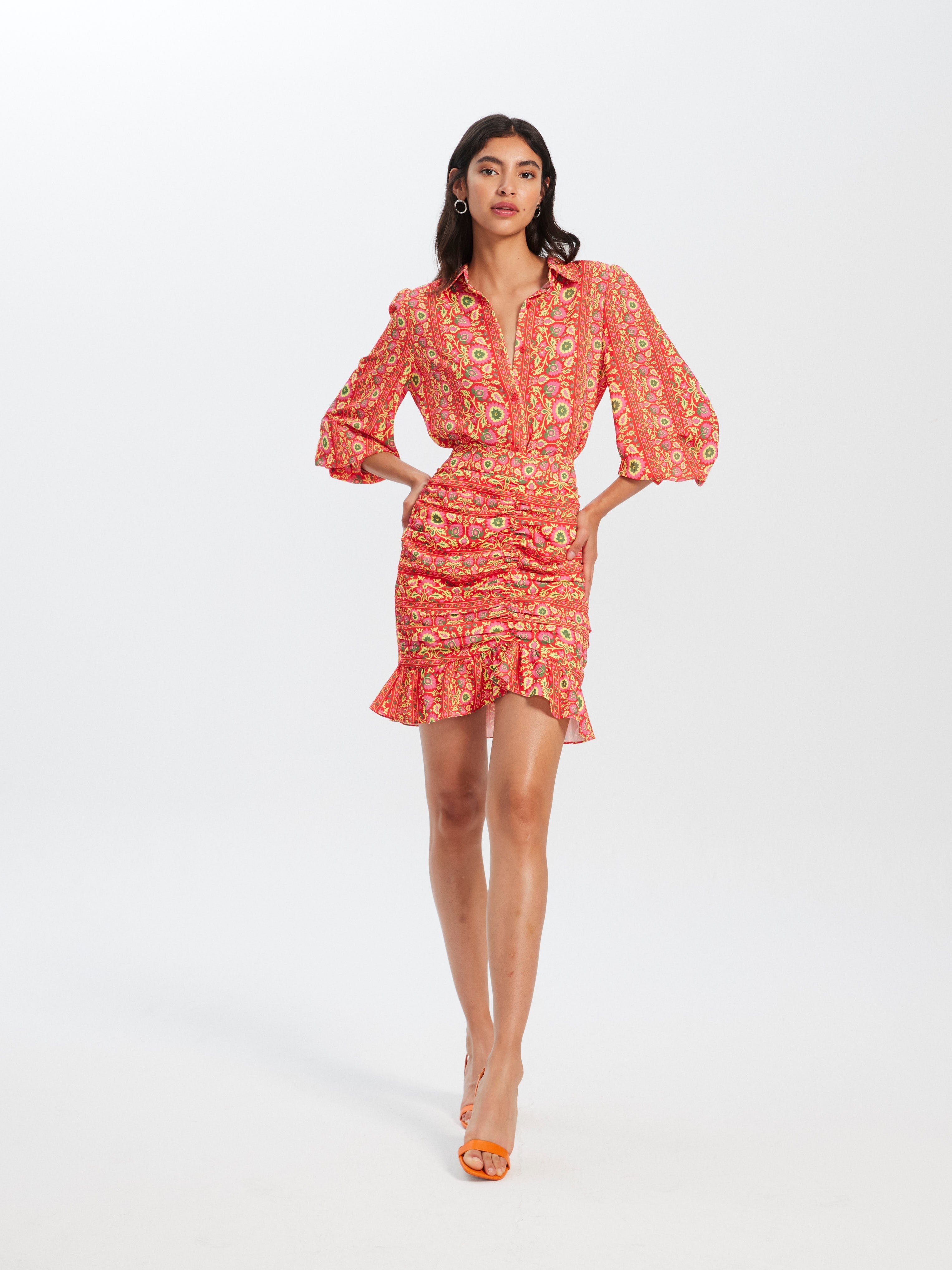 mioh | VICO SKIRT SPRING - Camisa y falda corta drapeada con volante y estampado multicolor para esta temporada Primavera Verano 2023. Si buscas un look fresco, para ponerte una y otra vez esta colección SS23, no dejes de probarte el conjunto VICO. MIOH marca española de vestidos estampados para fiesta y para el día a día.