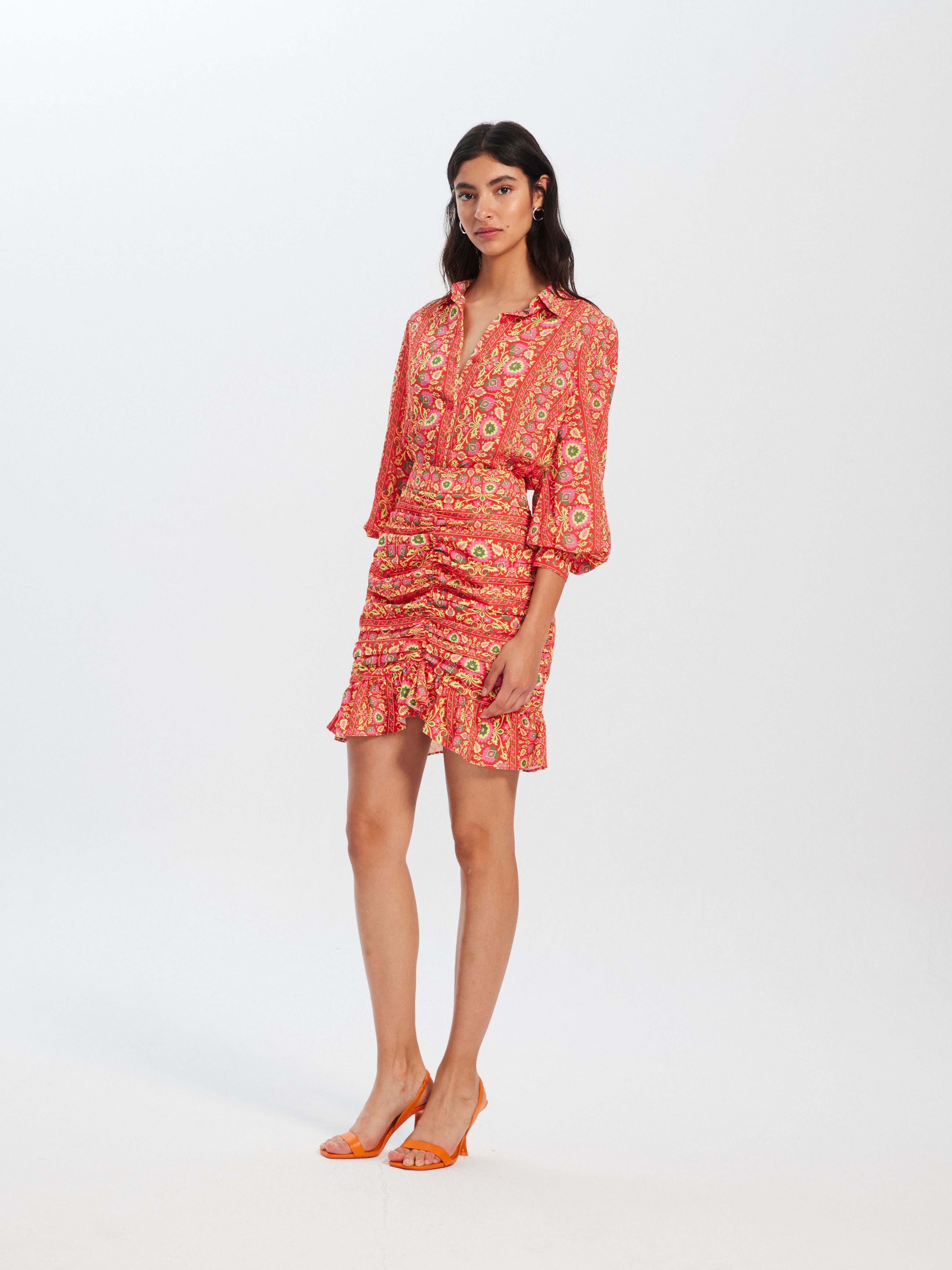 mioh | VICO SKIRT SPRING - Camisa y falda corta drapeada con volante y estampado multicolor para esta temporada Primavera Verano 2023. Si buscas un look fresco, para ponerte una y otra vez esta colección SS23, no dejes de probarte el conjunto VICO. MIOH marca española de vestidos estampados para fiesta y para el día a día.