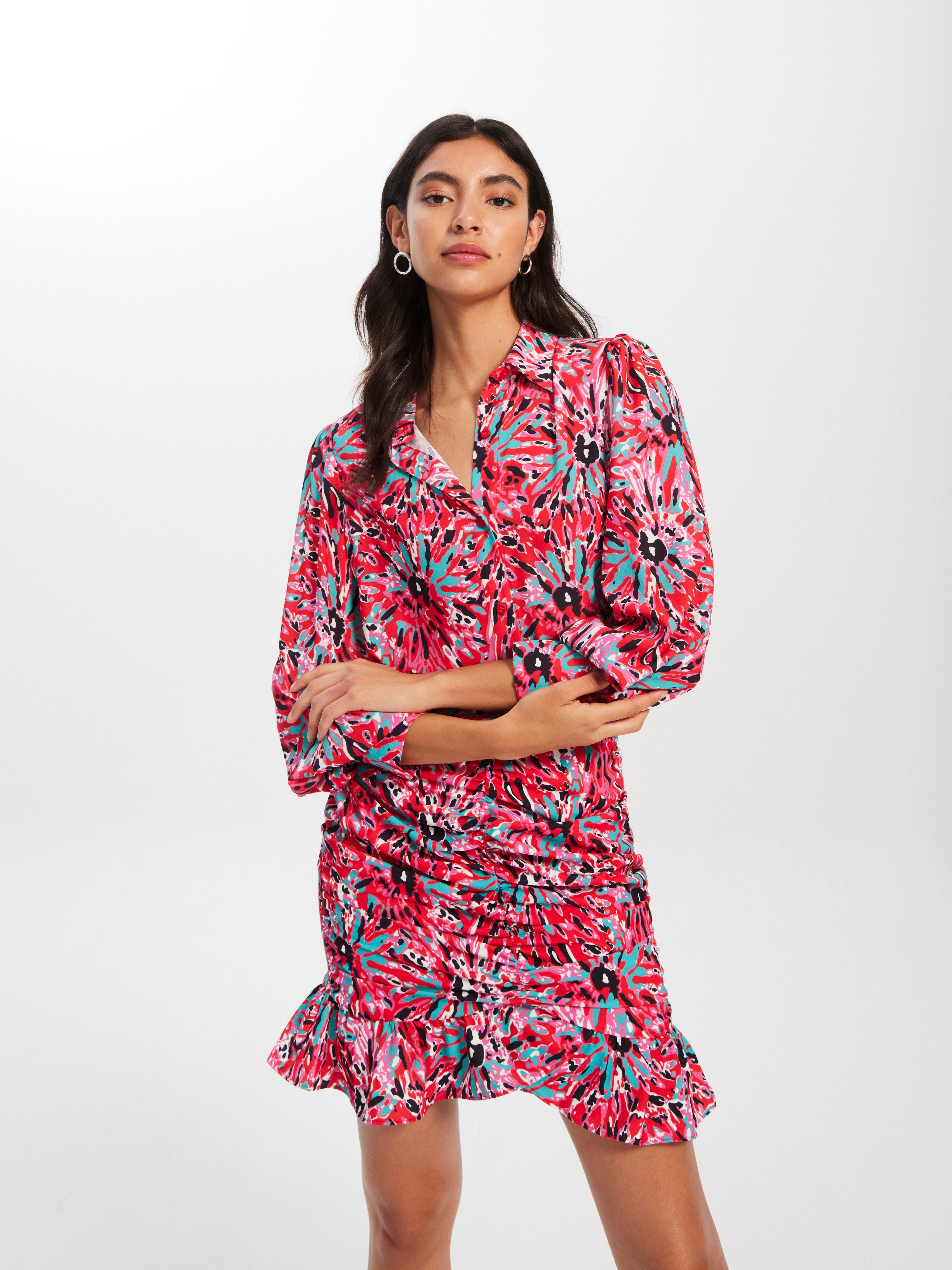 mioh | VICO SKIRT TIEDYE - Camisa y falda corta drapeada con volante y estampado multicolor para esta temporada Primavera Verano 2023. Si buscas un look fresco, para ponerte una y otra vez esta colección SS23, no dejes de probarte el conjunto VICO. MIOH marca española de vestidos estampados para fiesta y para el día a día.