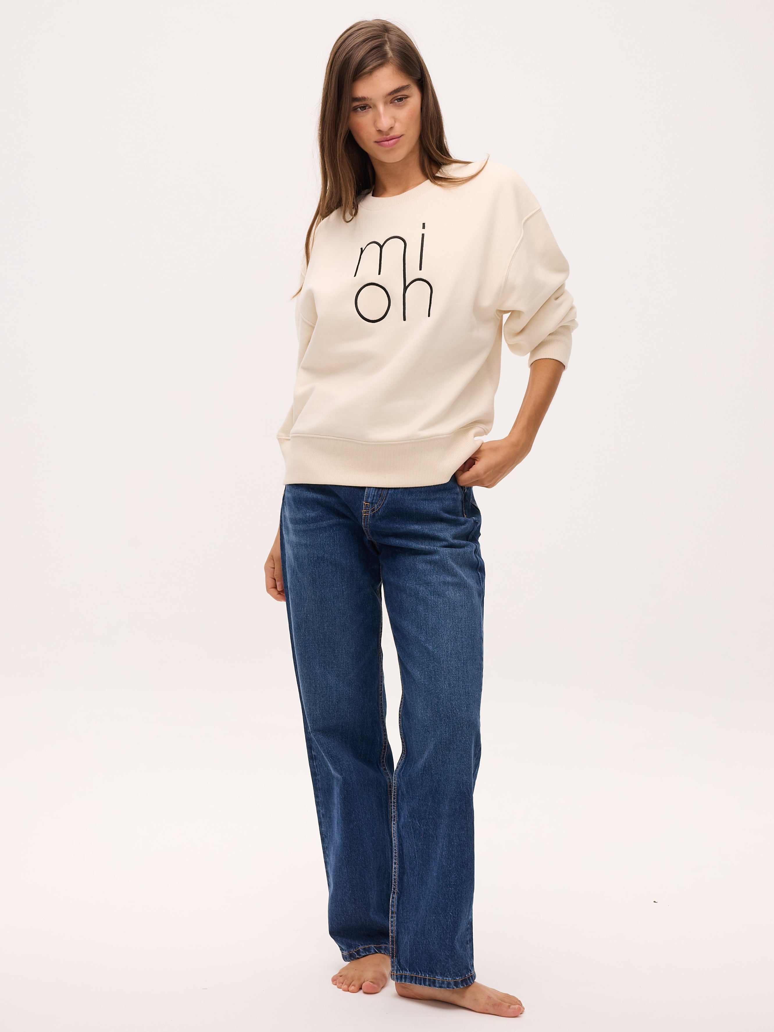 mioh | ONLY RAW - Sudadera bordada algodón orgánico. Sudadera oversize bordada con el logo de MIOH en tejido de algodón orgánico. Color beige perfecto para poner un montón. Heavyweight 350 gsm.