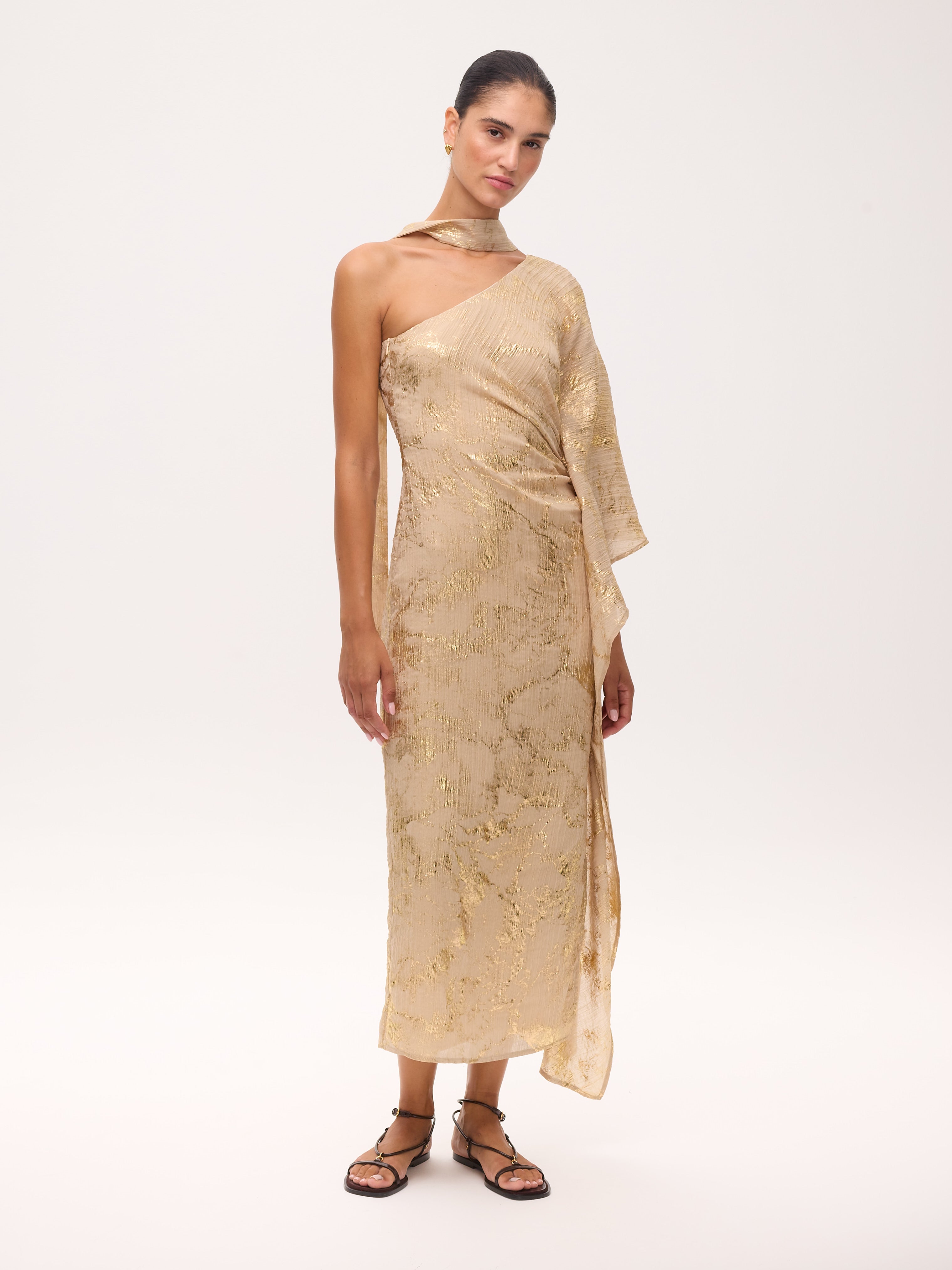 AARON - Vestido asimétrico manga capa nude con lurex, perfecto para invitadas de boda y fiesta spring summer. MIOH es la marca de vestidos de invitada de boda y fiesta de referencia en España