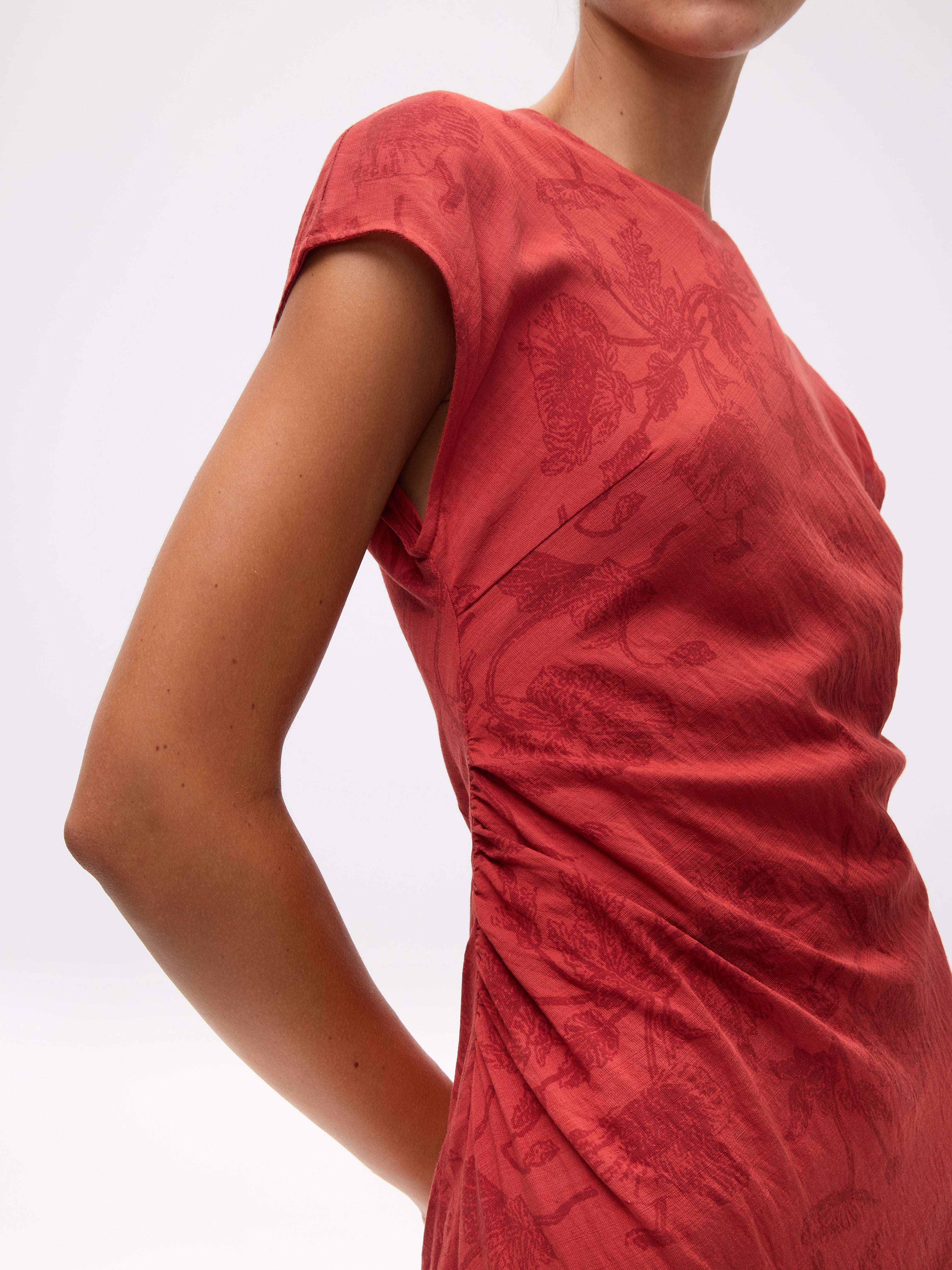 ADRIANA BOTANIC - Vestido manga corta japonesa con vuelo y tela floral botánica, perfecto para invitadas de boda y fiesta spring summer. MIOH es la marca española de vestidos de fiesta mas de moda, preferida por influencers y famosas de España