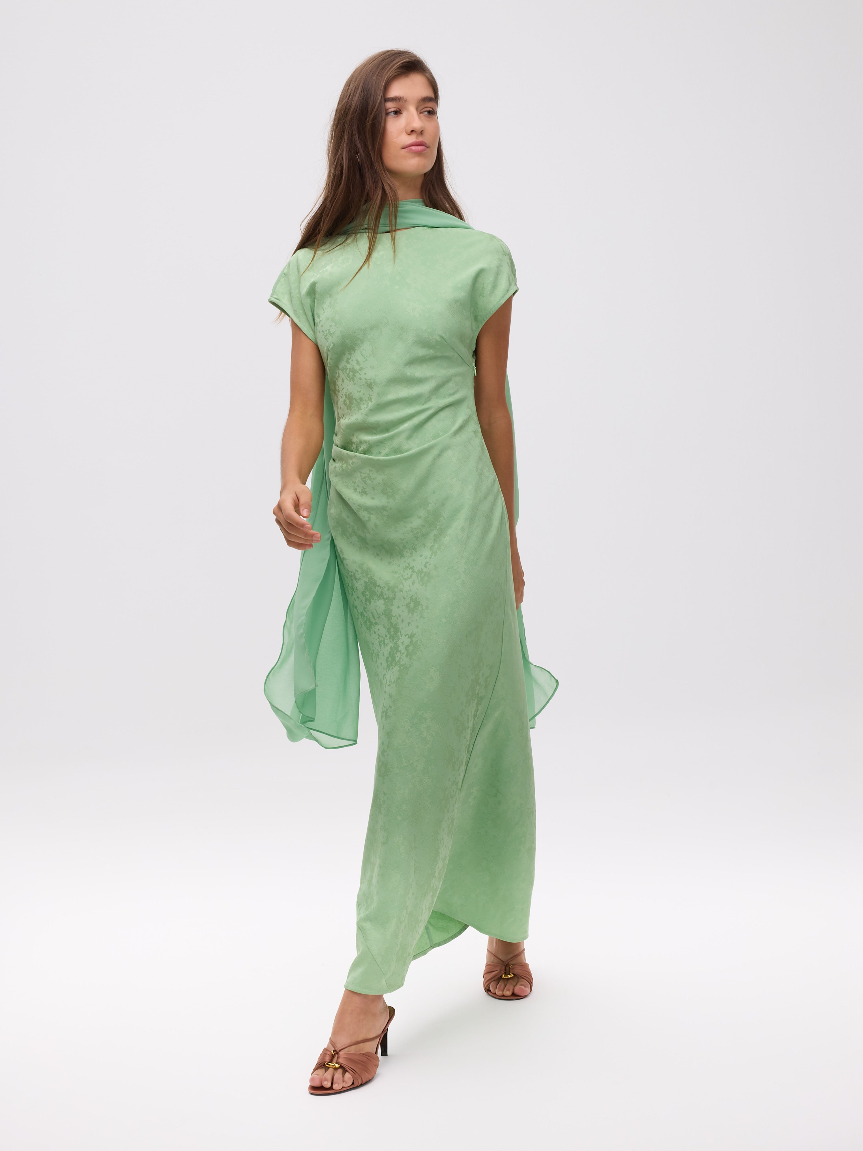 ADRIANA GREEN - Vestido midi verde menta, para ser la invitada de boda perfecta y fiesta esta primavera verano. MIOH es la marca de vestidos de invitada de boda y fiesta de referencia en España
