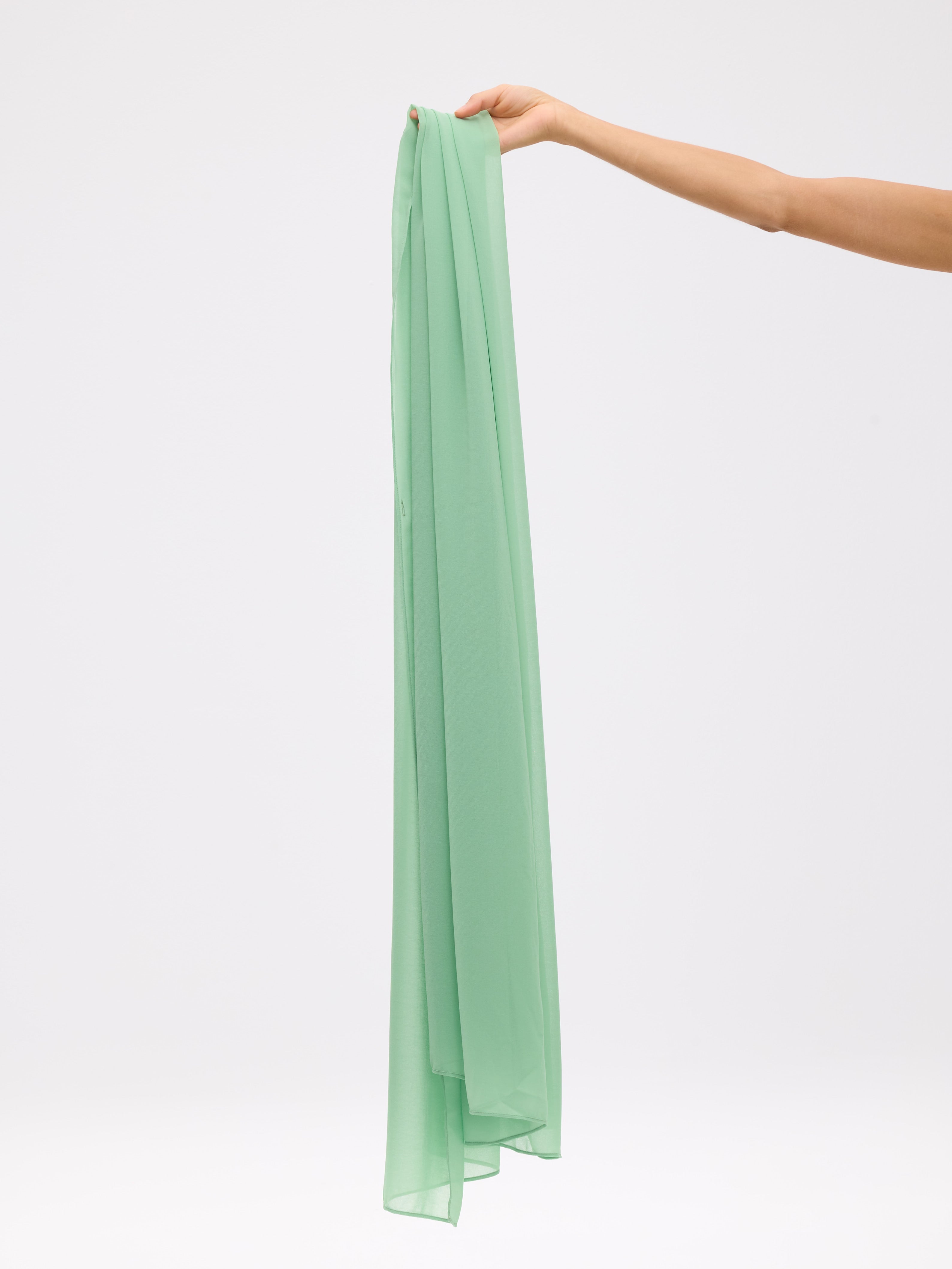 ADRIANA GREEN - Vestido midi verde menta, para ser la invitada de boda perfecta y fiesta esta primavera verano. MIOH es la marca de vestidos de invitada de boda y fiesta de referencia en España