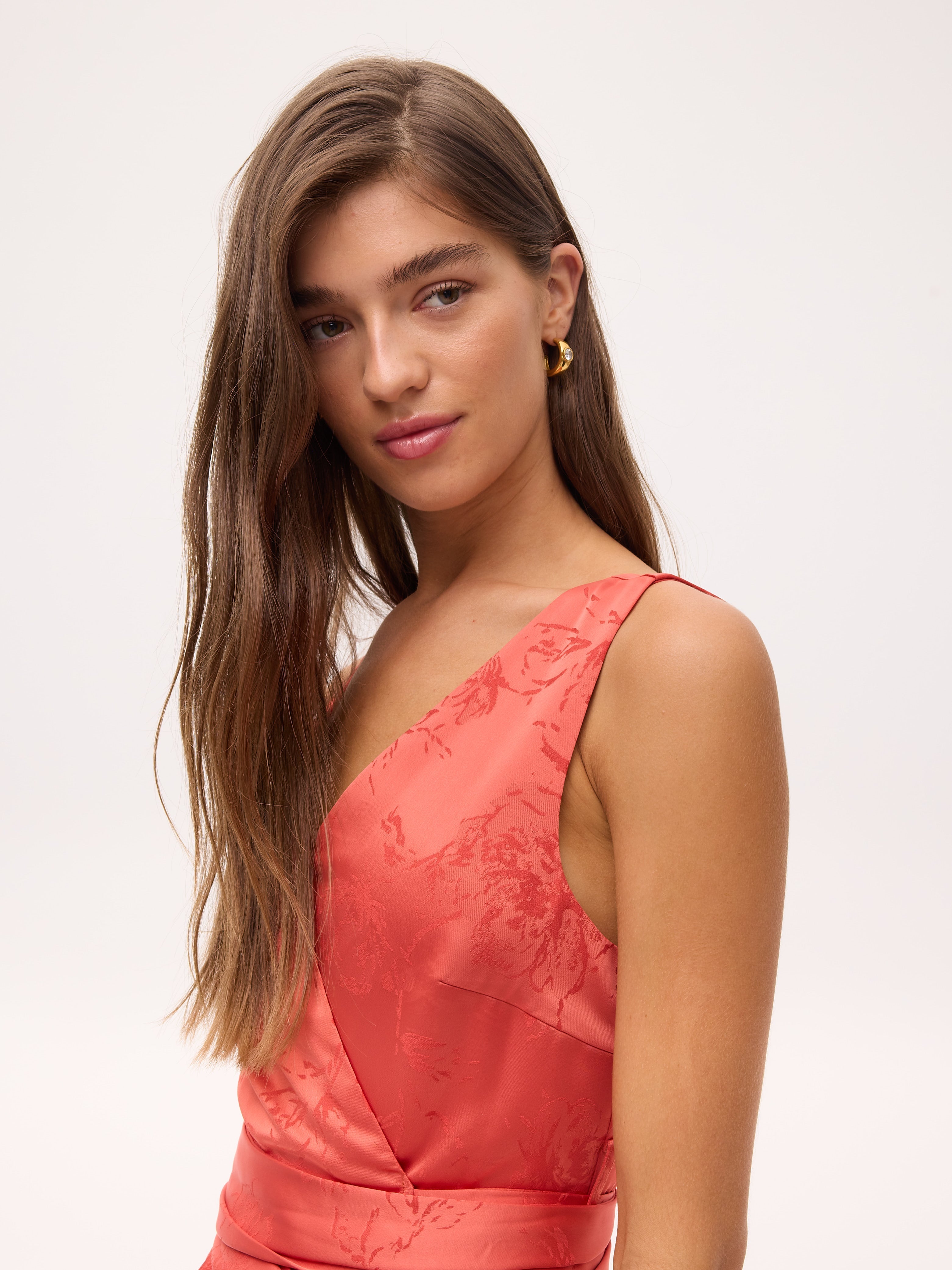 ARIEL CORAL - Vestido Wrap Jacquard Floral Coral Midi, perfecto para invitadas de boda y fiesta spring summer. MIOH es la marca española de vestidos de fiesta para invitadas de boda más de moda en España