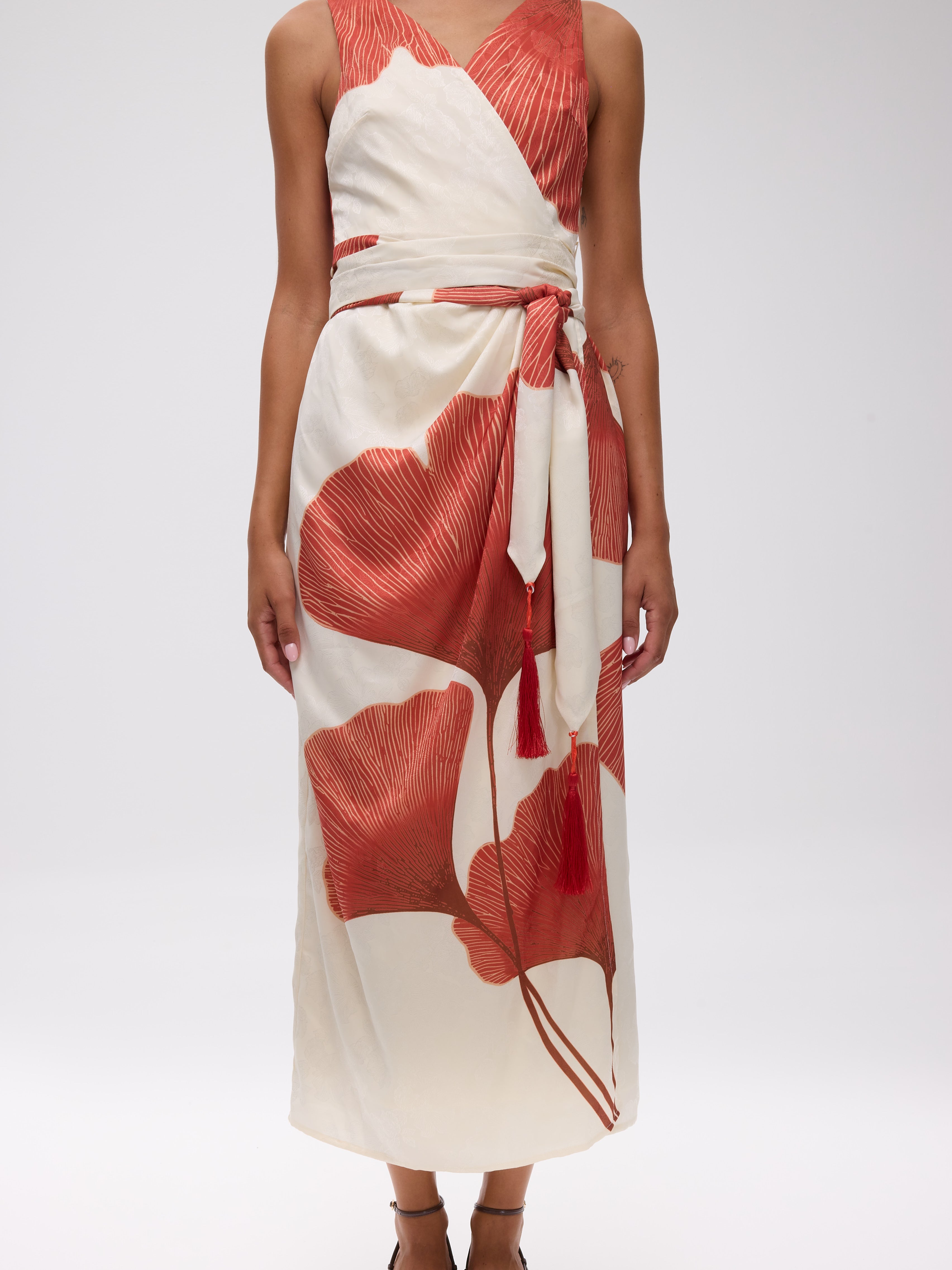 ARIEL GINKGO - Vestido Wrap Jacquard Maxi Estampado flor, perfecto para invitadas de boda y fiesta spring summer. MIOH es la marca de vestidos de invitada de boda y fiesta de referencia en España