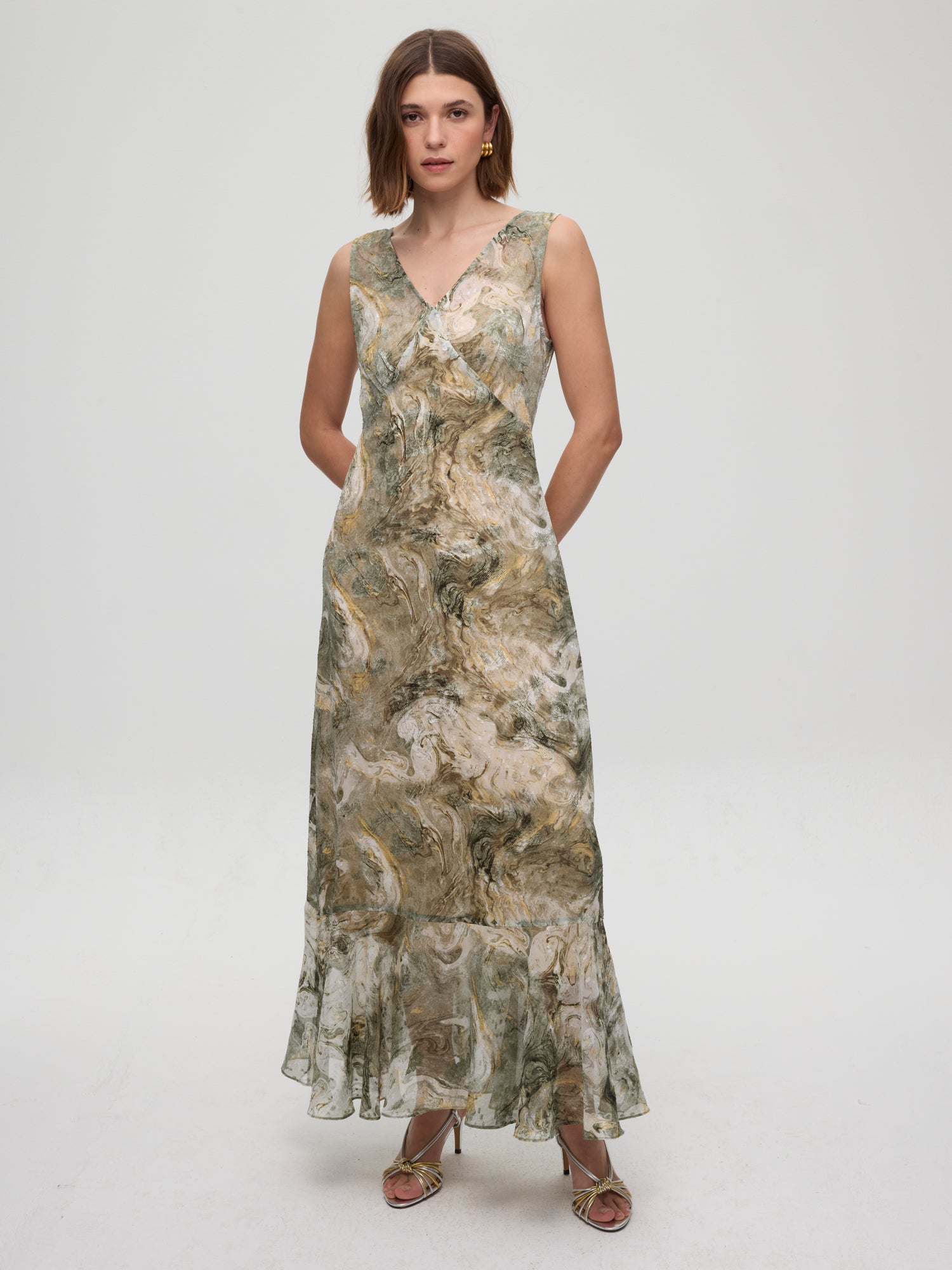 mioh | ATHOS GREEN - Vestido + Capa larga estampado verde. Vestidos de fiesta para invitadas de boda perfectas. Marca española de moda
