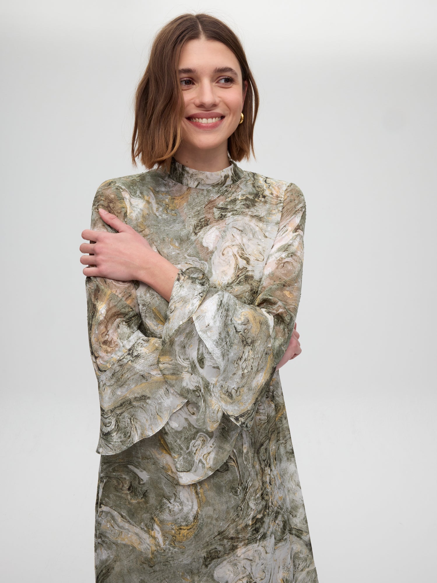 mioh | ATHOS GREEN - Vestido + Capa larga estampado verde. Vestidos de fiesta para invitadas de boda perfectas. Marca española de moda
