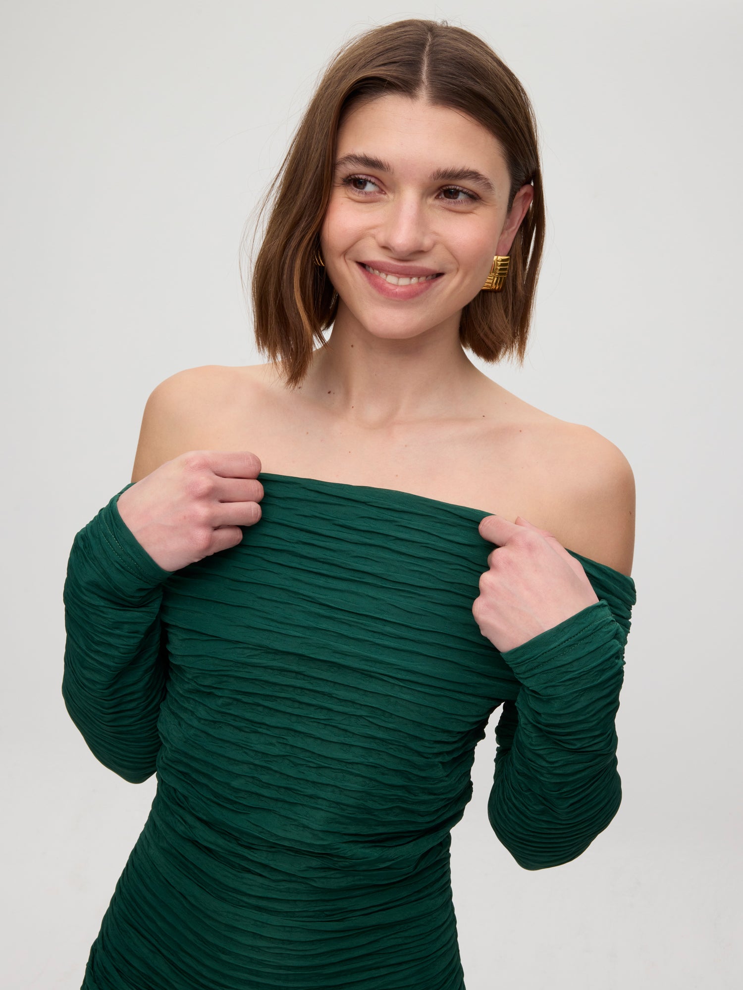 mioh | BARBERINI GREEN - Vestido escote bardot verde. Vestidos de fiesta para invitadas de boda perfectas. Marca española de moda
