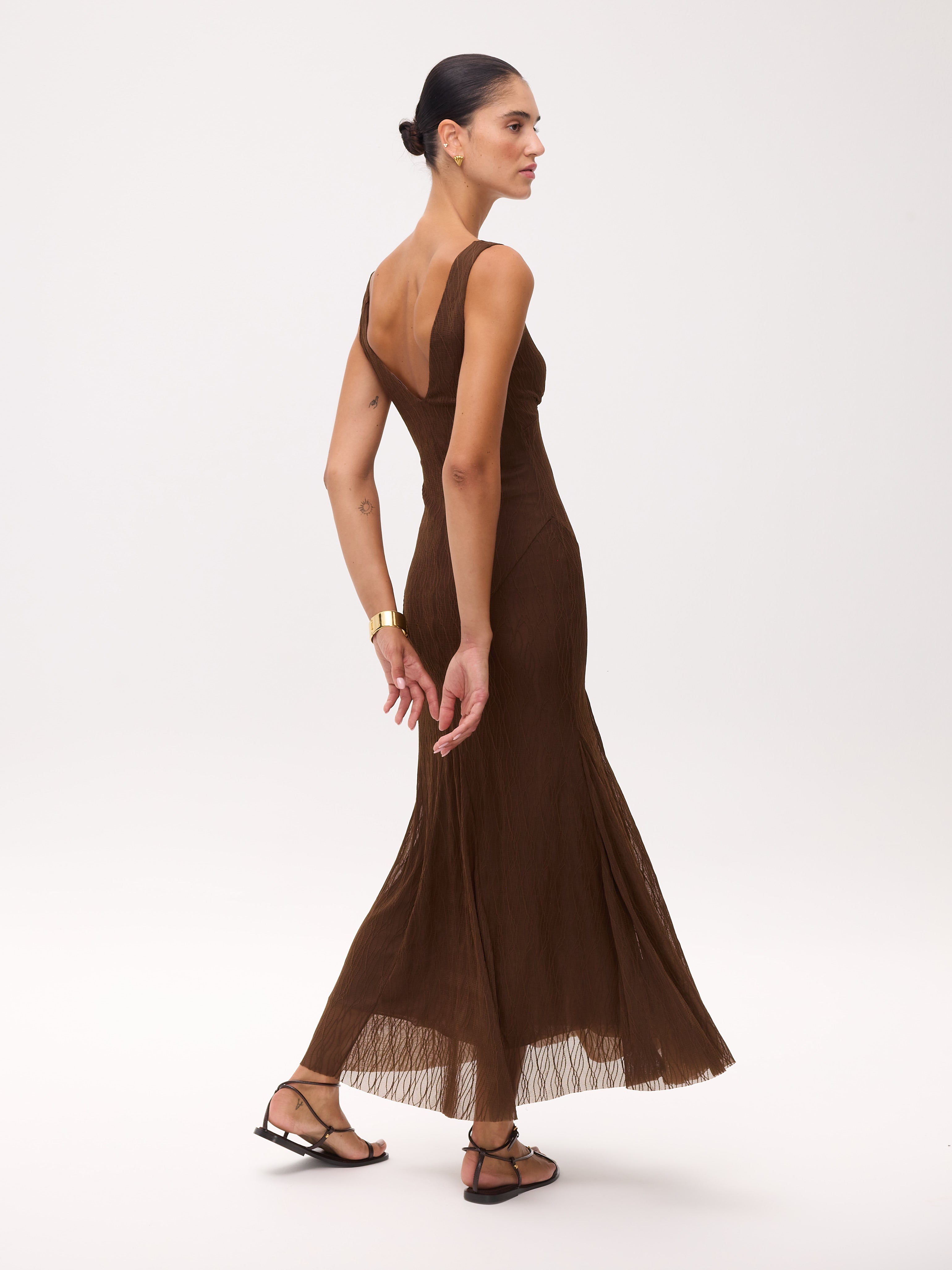 BEATRICE BROWN - Vestido tirantes punto con falda de godets, para invitadas de boda, fiesta y eventos de primvera y verano. MIOH es la marca española de vestidos de fiesta para invitadas de boda más de moda en España