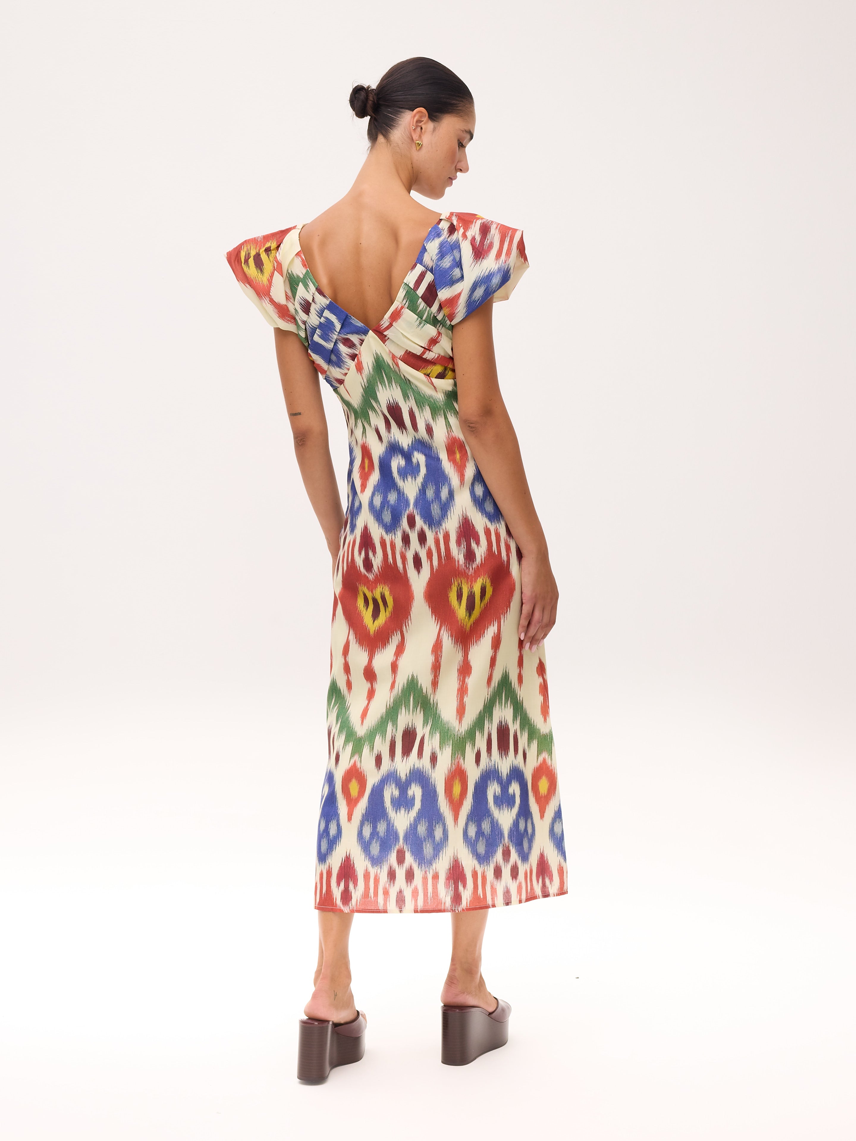 BENVOLIO IKAT - Vestido midi con estampado Ikat multicolor, perfecto para invitadas de boda y fiesta spring summer. MIOH es la marca española de vestidos de fiesta mas de moda, preferida por influencers y famosas de España