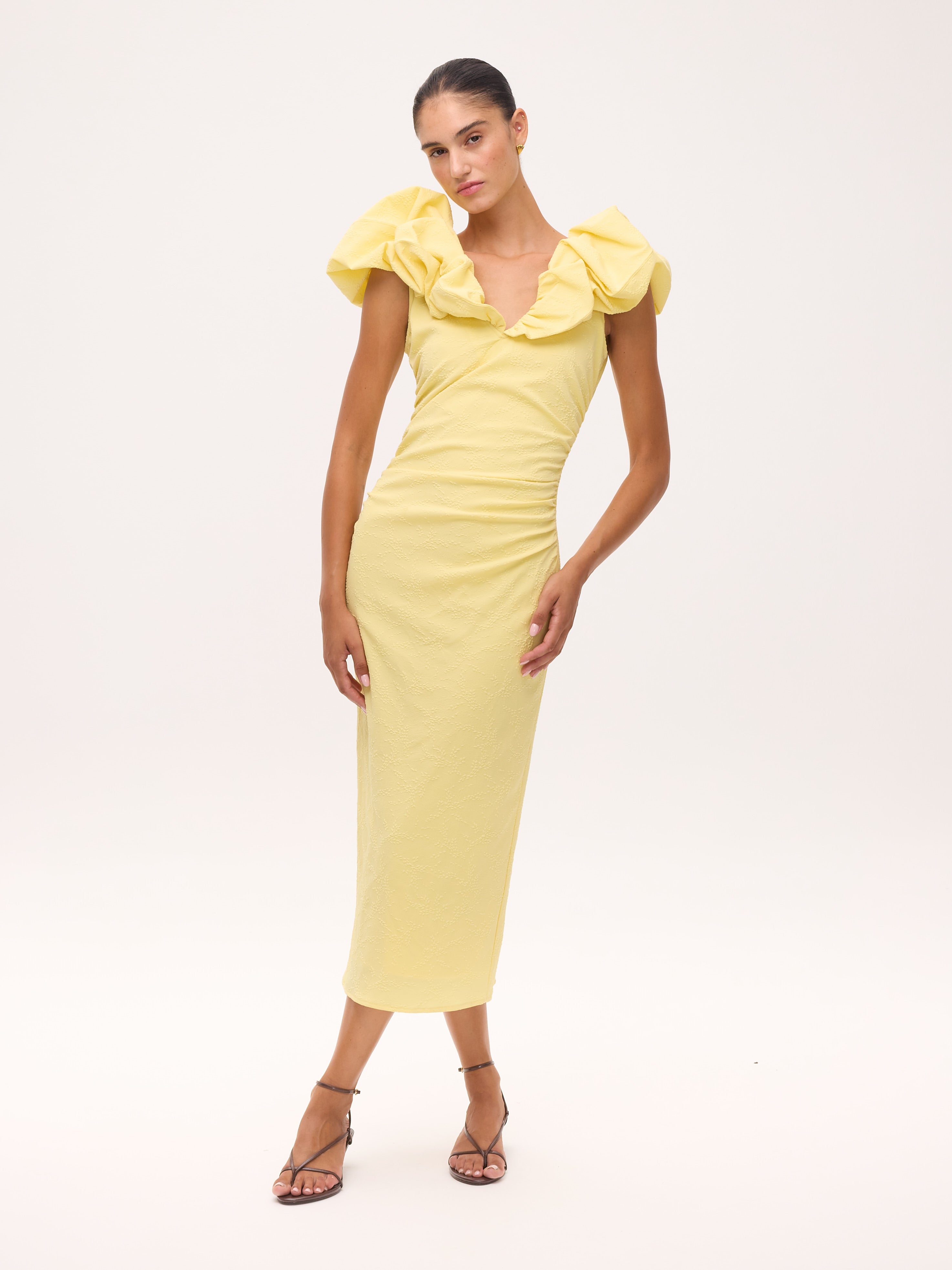 BIANCA BUTTER - Vestido midi volantes amarillo mantequilla, perfecto para invitadas de boda y fiesta spring summer. MIOH es la marca española de vestidos de fiesta para invitadas de boda más de moda en España