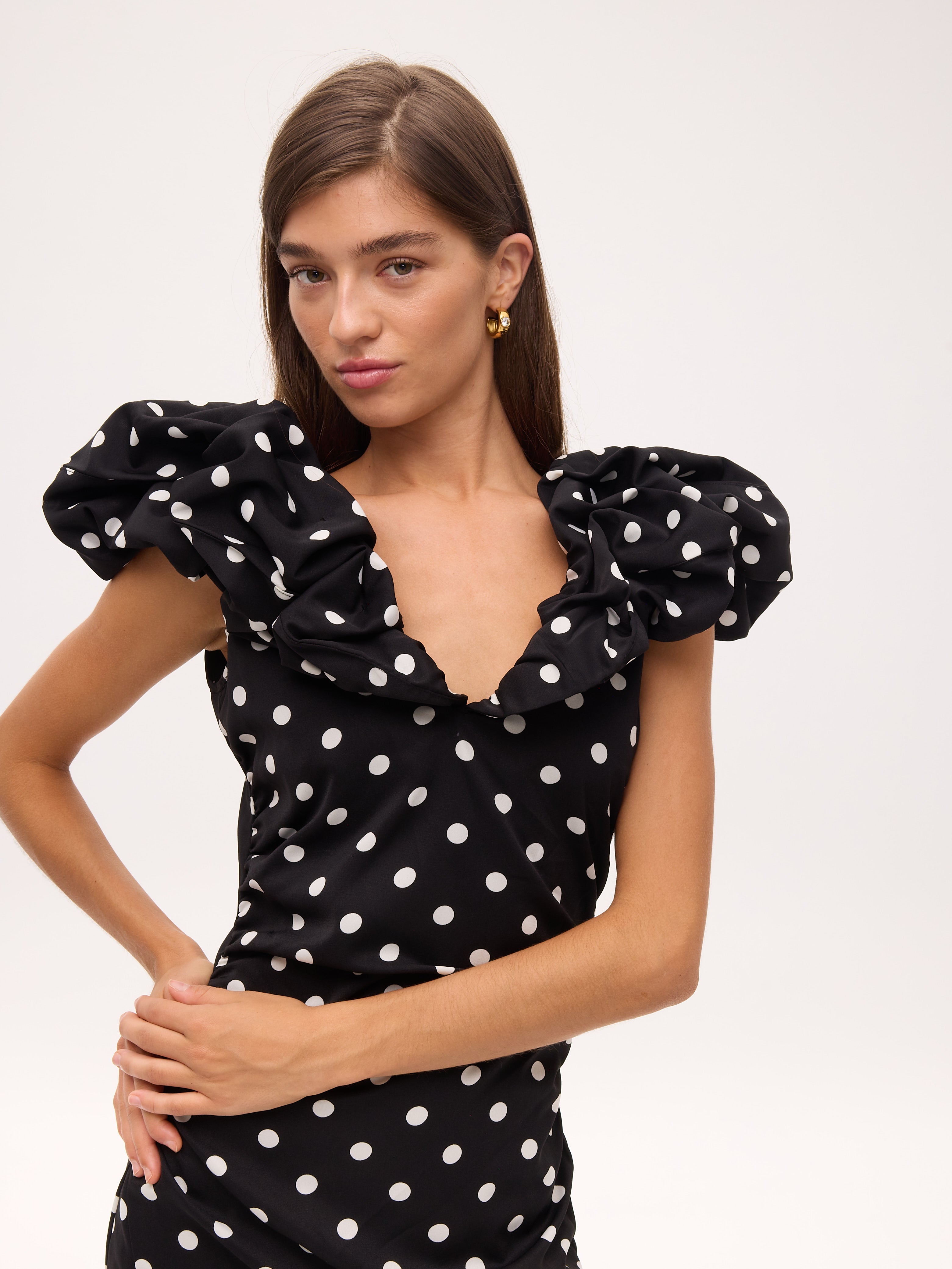 BIANCA DOTS - Vestido escote pico mangas abullonadas, para ser la invitada de boda perfecta y fiesta esta primavera verano. MIOH es la marca de vestidos de invitada de boda y fiesta de referencia en España