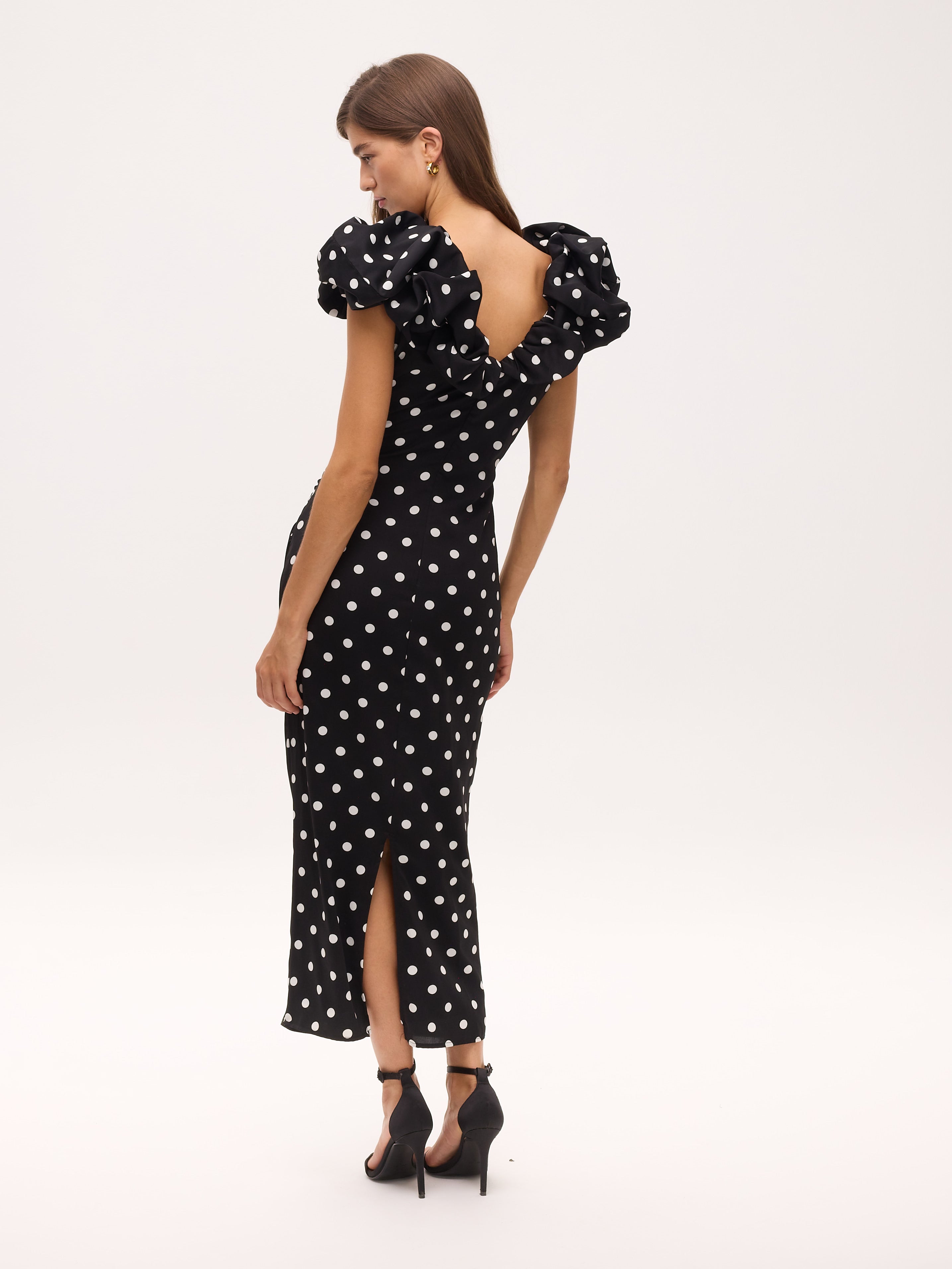 BIANCA DOTS - Vestido escote pico mangas abullonadas, para ser la invitada de boda perfecta y fiesta esta primavera verano. MIOH es la marca de vestidos de invitada de boda y fiesta de referencia en España