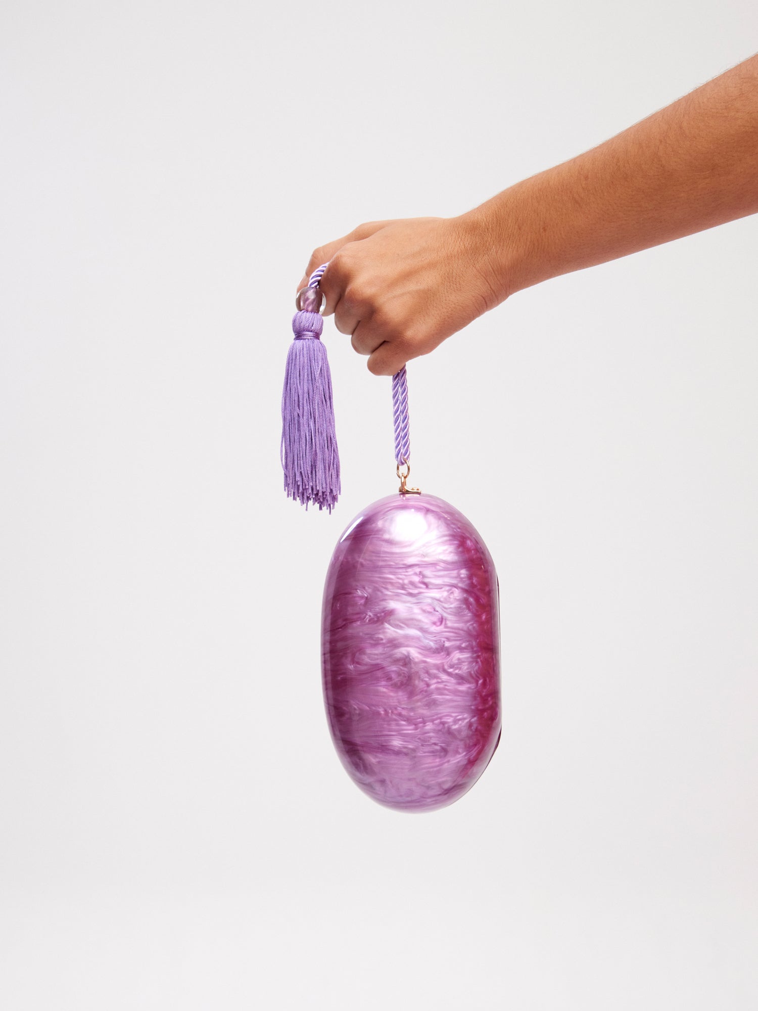 mioh | BOMBON MORA - Bolso morado invitada boda, fiesta y evento