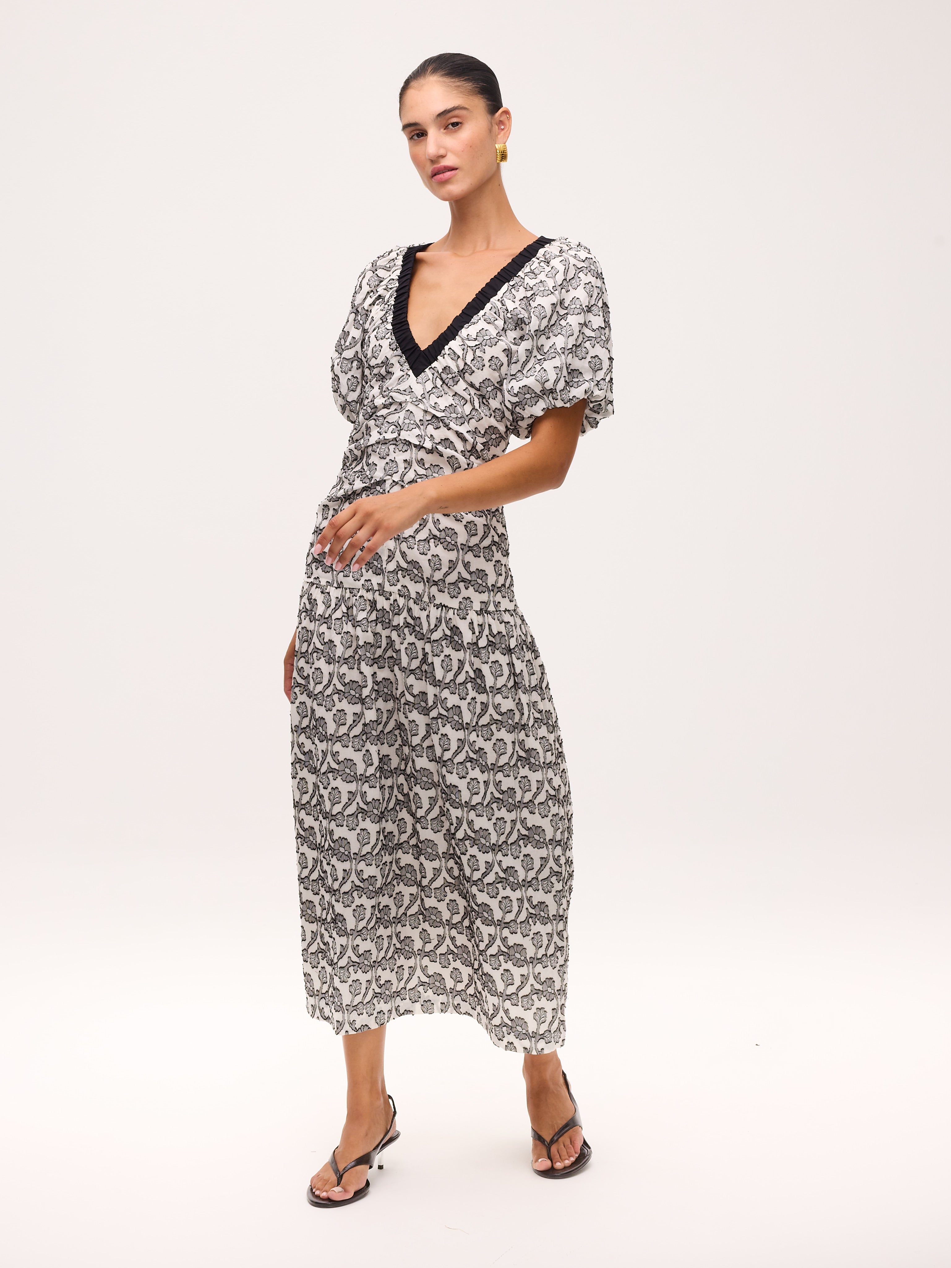 CAMILO BICOLOR - Vestido largo blanco y negro floral, perfecto para invitadas de boda y fiesta spring summer. MIOH es la marca de vestidos de invitada de boda y fiesta de referencia en España