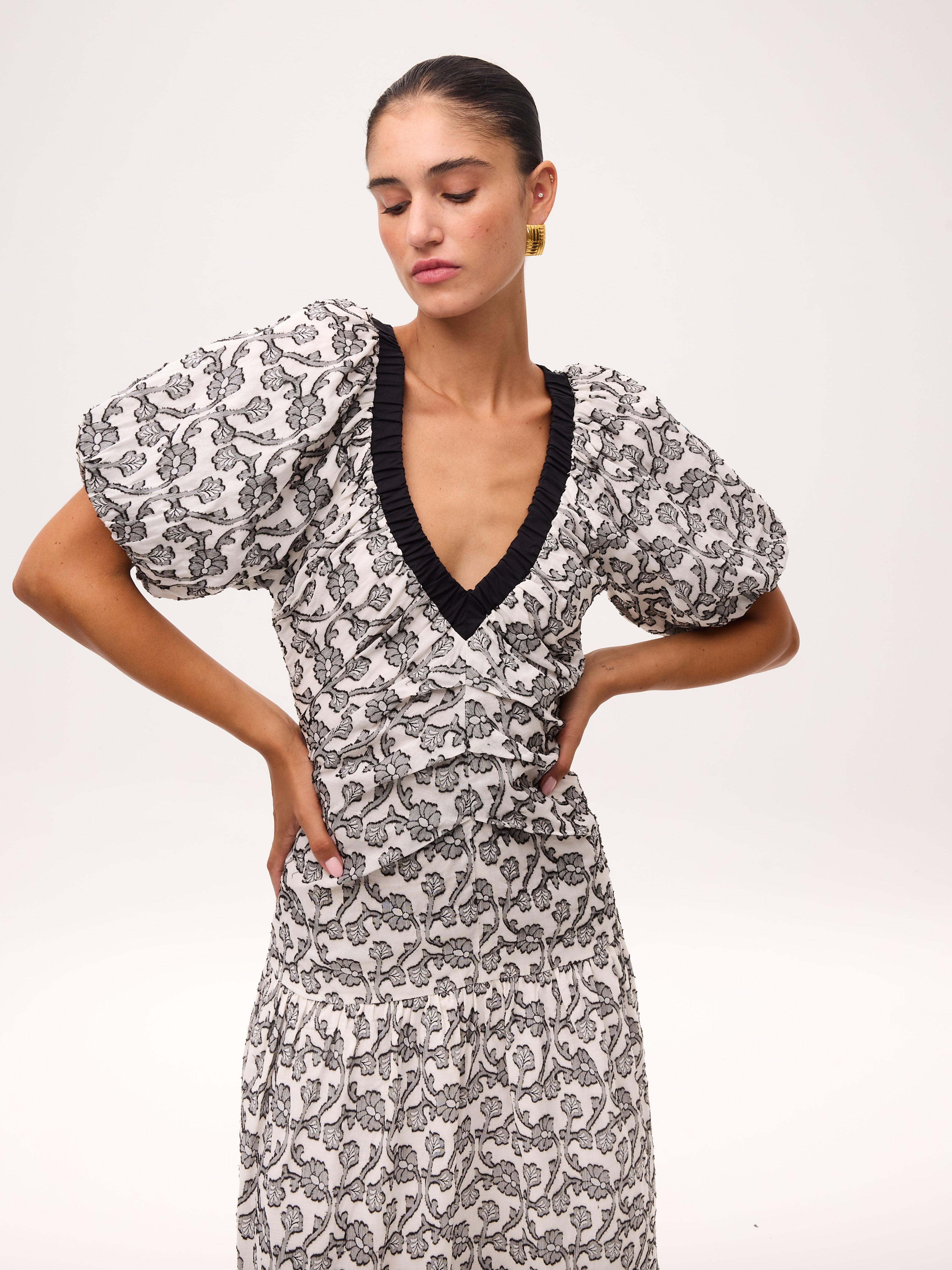 CAMILO BICOLOR - Vestido largo blanco y negro floral, perfecto para invitadas de boda y fiesta spring summer. MIOH es la marca de vestidos de invitada de boda y fiesta de referencia en España