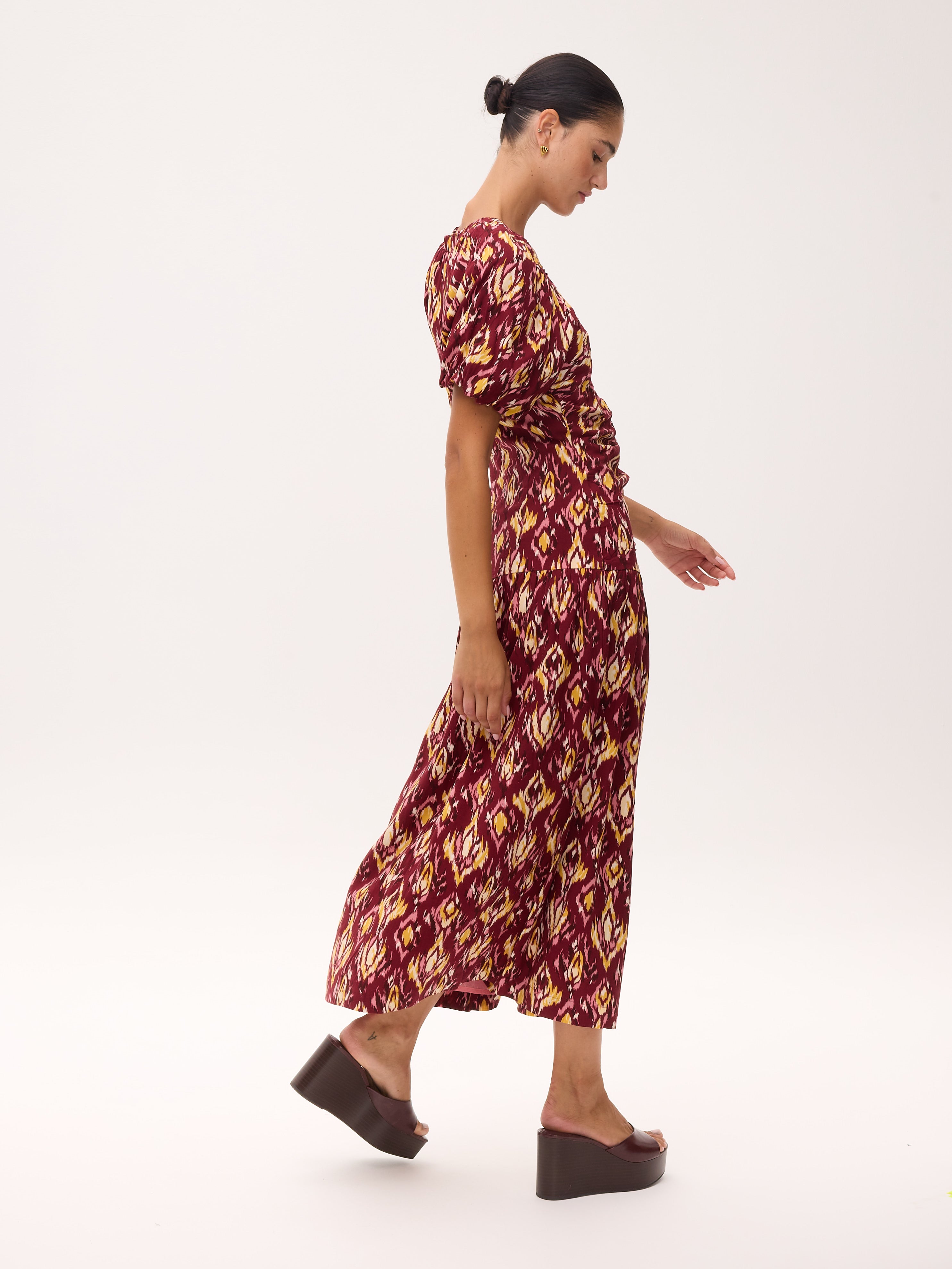 CAMILO IKAT - Vestido largo burdeos con estampado Ikat, para invitadas de boda, fiesta y eventos de primvera y verano. MIOH es la marca que eligen las influencers de España para sus eventos, como bodas y fiestas