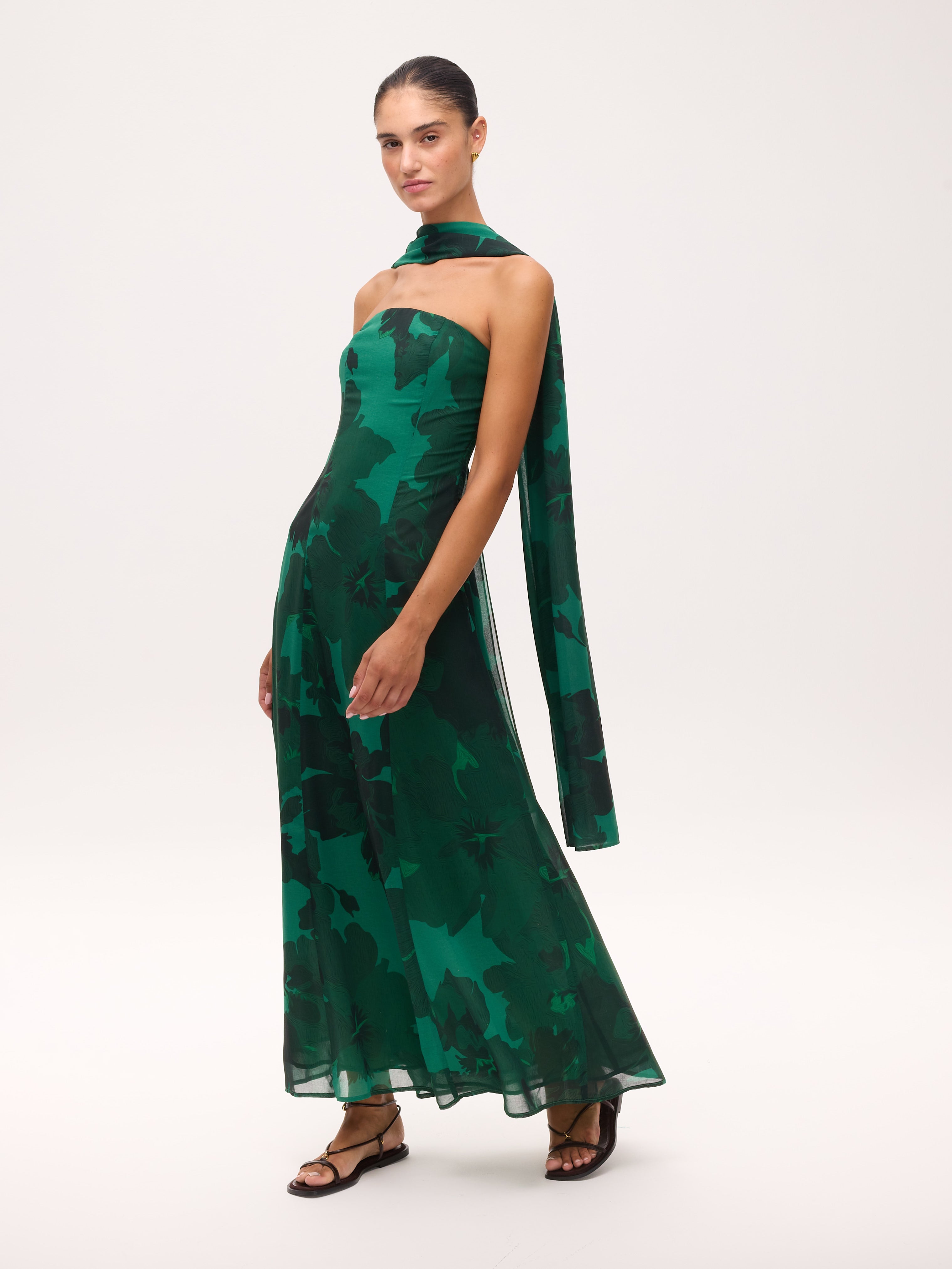 CAPE FLOWERS GREEN - Capa ligera estampado floral, para invitadas de boda, fiesta y eventos de primvera y verano. MIOH es la marca española de vestidos de fiesta para invitadas de boda más de moda en España