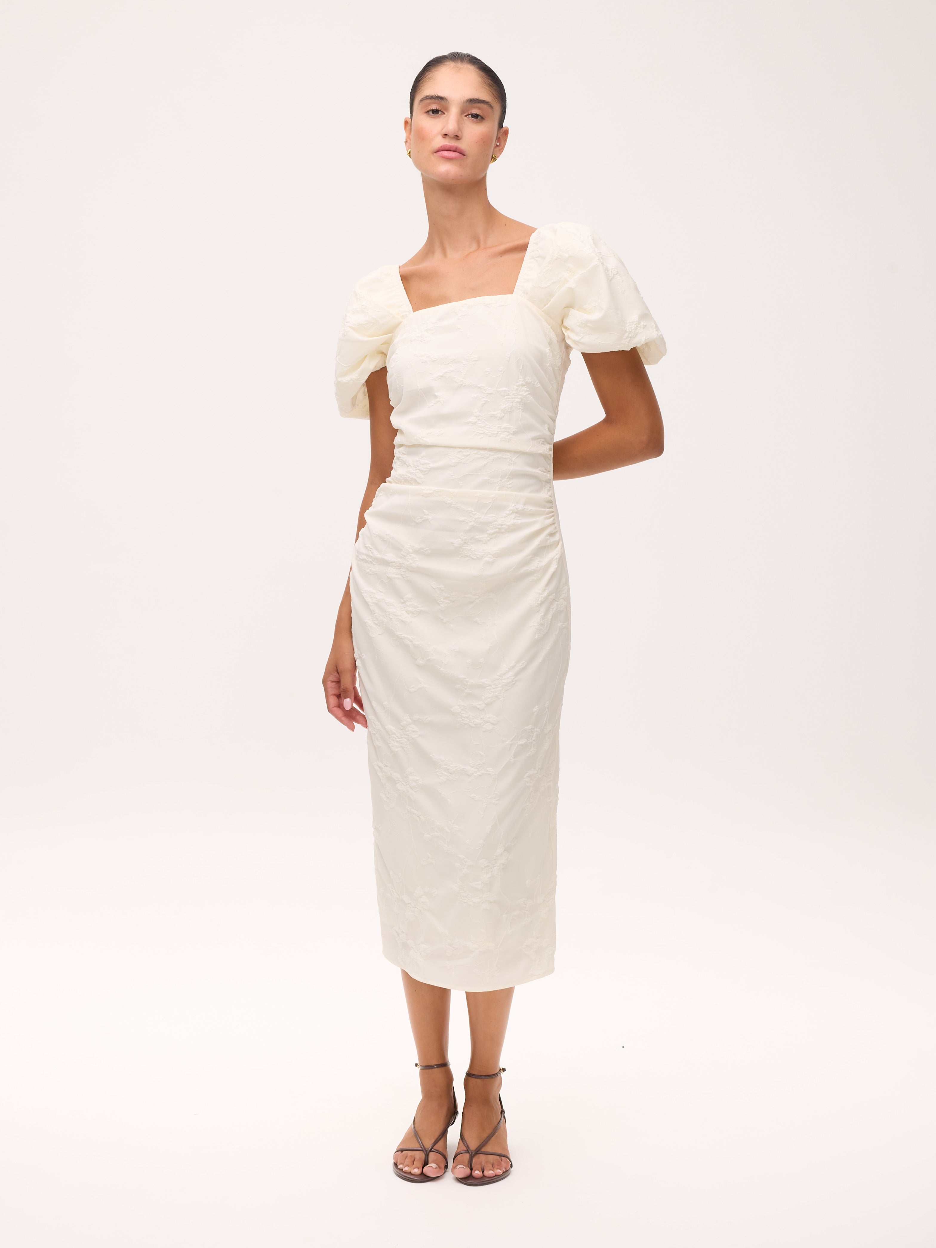 CAPULETO WHITE - Vestido escote cuadrado manga farol damasco blanco, perfecto para invitadas de boda y fiesta spring summer. MIOH es la marca de vestidos de invitada de boda y fiesta de referencia en España