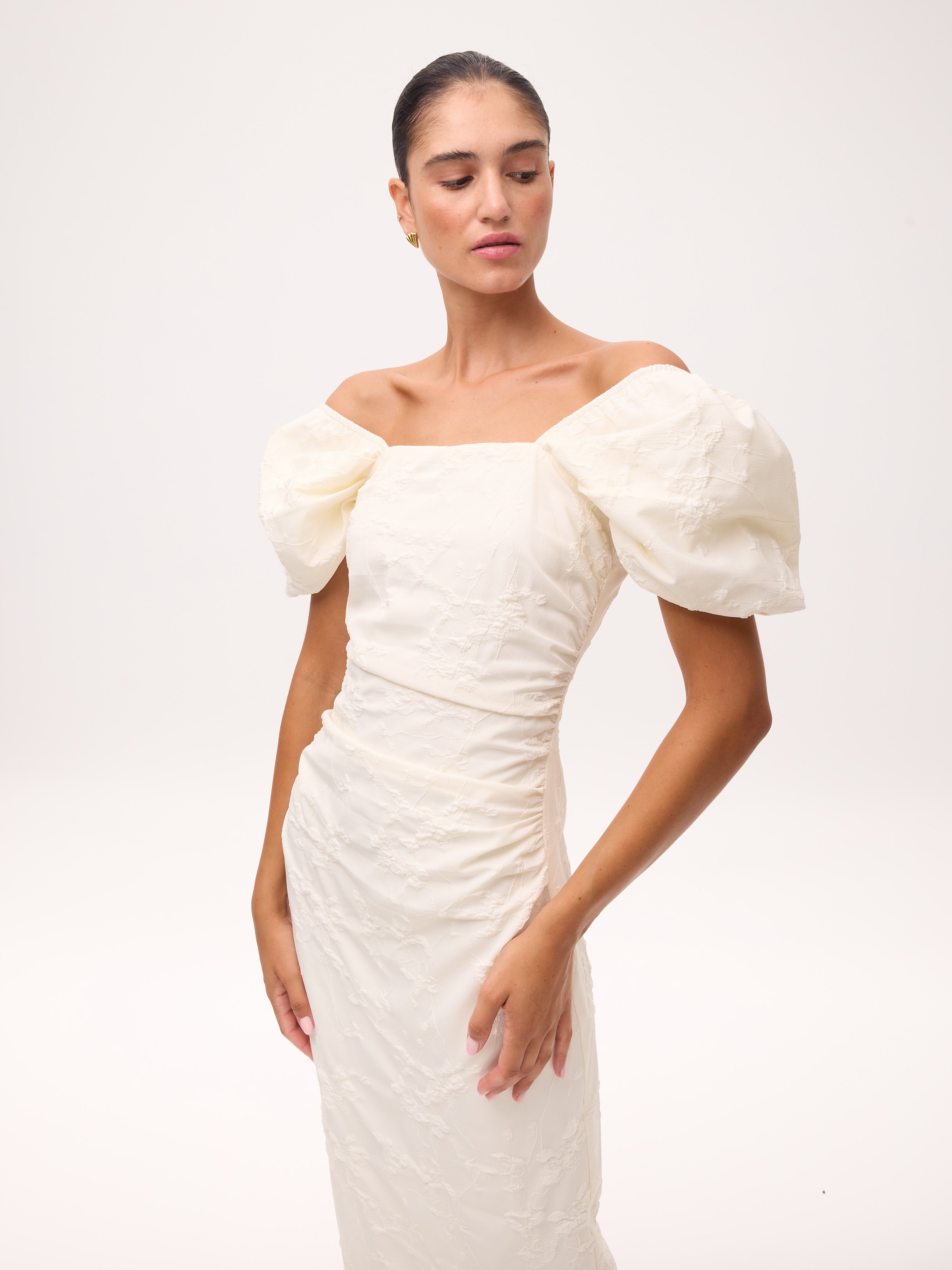 CAPULETO WHITE - Vestido escote cuadrado manga farol damasco blanco, perfecto para invitadas de boda y fiesta spring summer. MIOH es la marca de vestidos de invitada de boda y fiesta de referencia en España
