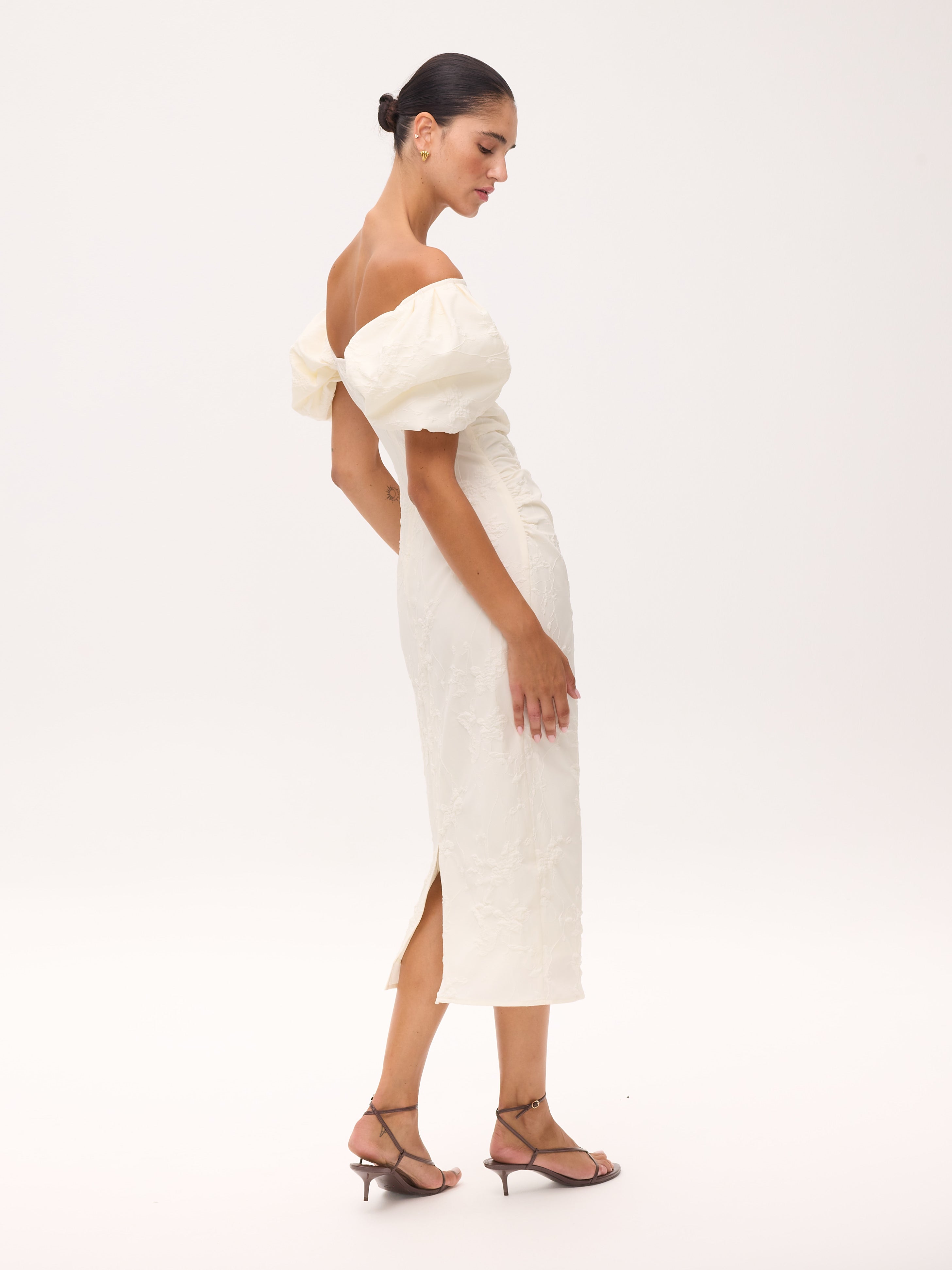CAPULETO WHITE - Vestido escote cuadrado manga farol damasco blanco, perfecto para invitadas de boda y fiesta spring summer. MIOH es la marca de vestidos de invitada de boda y fiesta de referencia en España