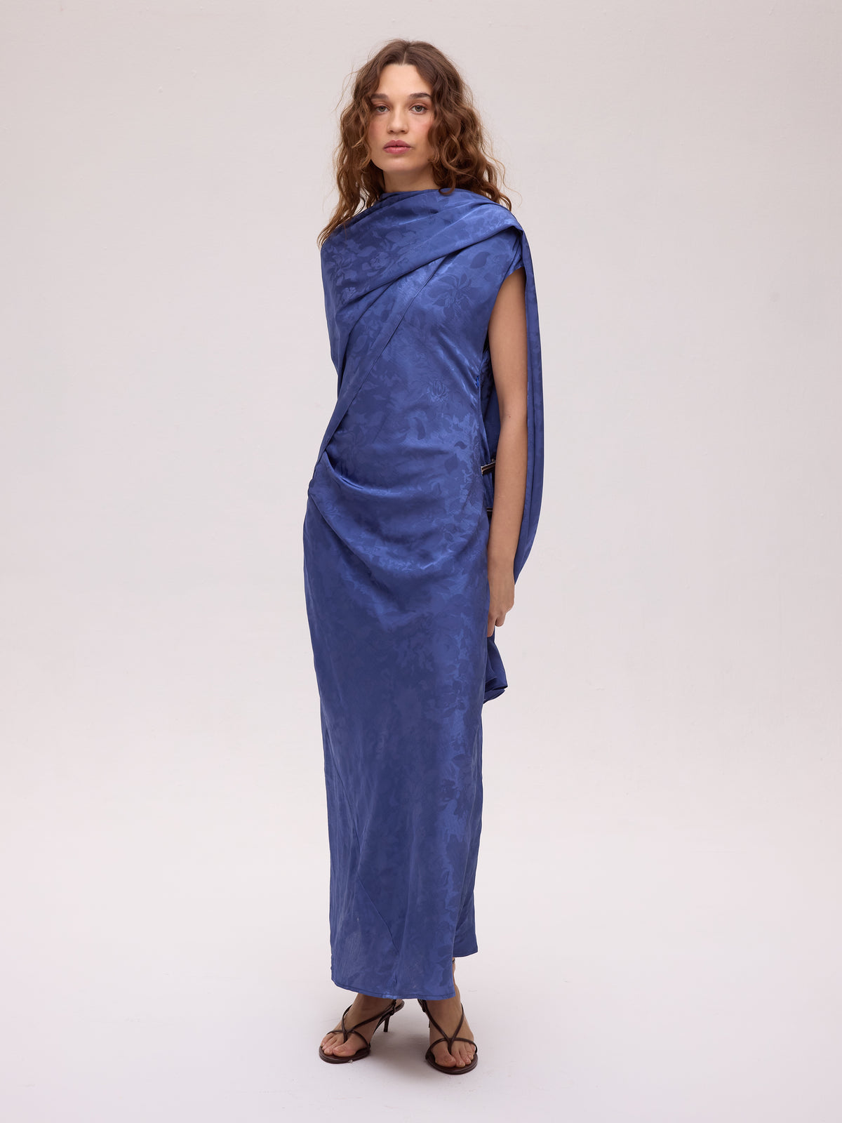 ETOILE BLUE - Vestido largo tejido jacquard azul, perfecto para invitadas de boda y fiesta esta temporada de otoño invierno. MIOH es la marca española de vestidos de invitada de referencia
