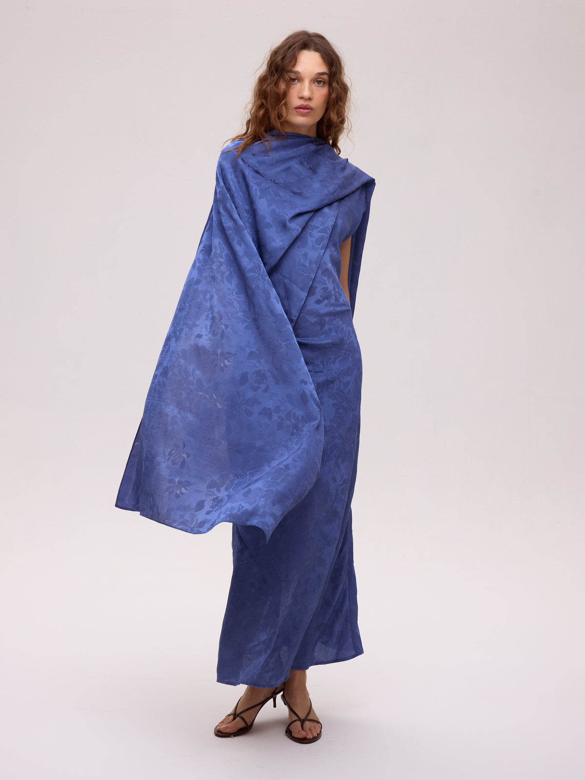 ETOILE BLUE - Vestido largo tejido jacquard azul, un vestido de invitada de boda con el sello de MIOH, la marca de moda española más buscada en 2026