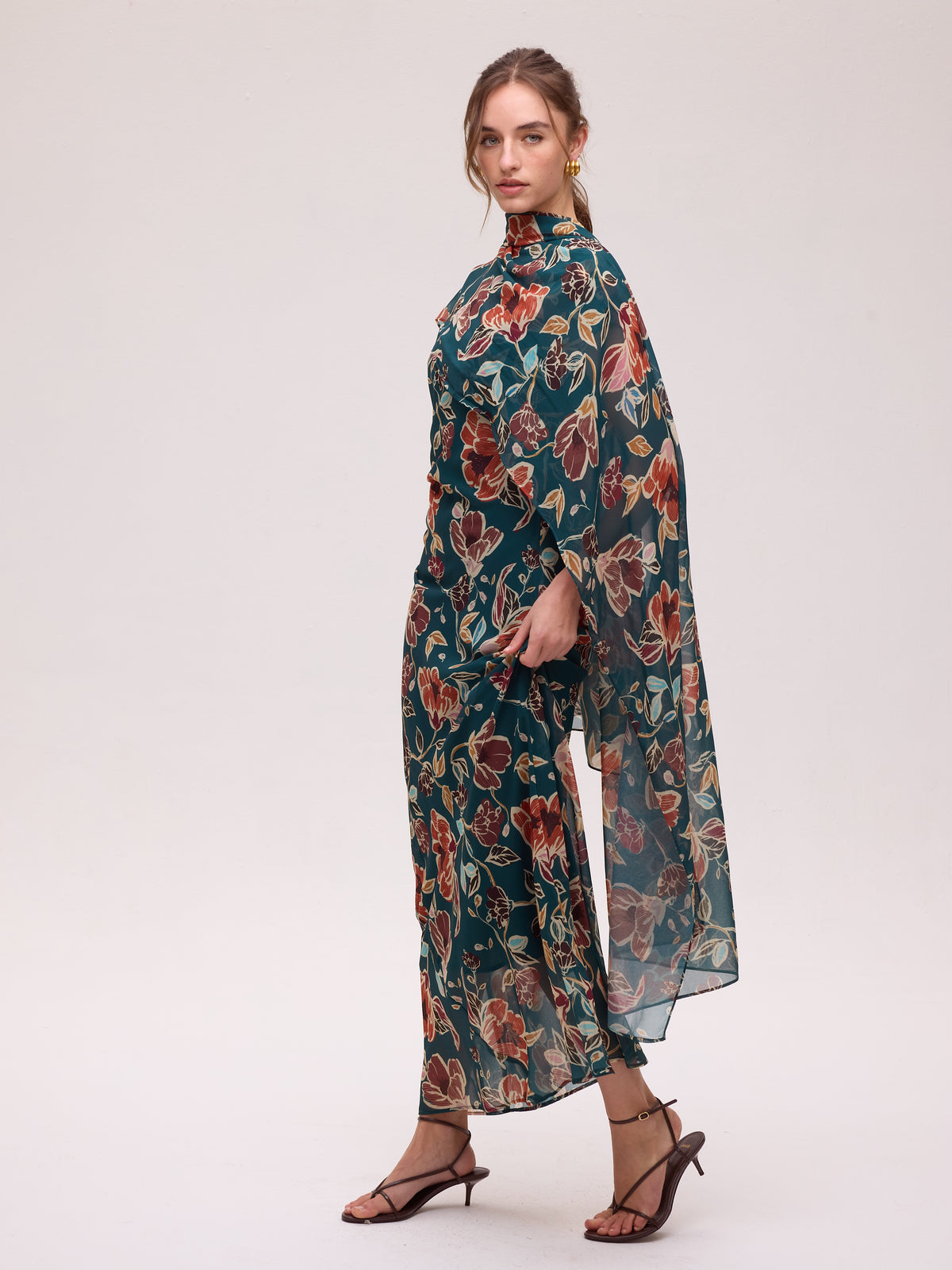 ETOILE FLOWERS - Vestido largo gasa estampado flores, un vestido de invitada de boda con el sello de MIOH, la marca de moda española más buscada en 2026