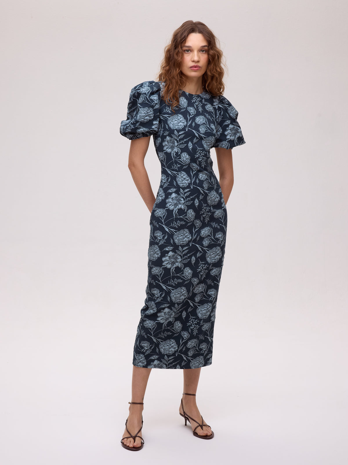FIORE TEAL - Vestido brocado flores escote espalda, un vestido de invitada de boda con el sello de MIOH, la marca de moda española más buscada en 2026