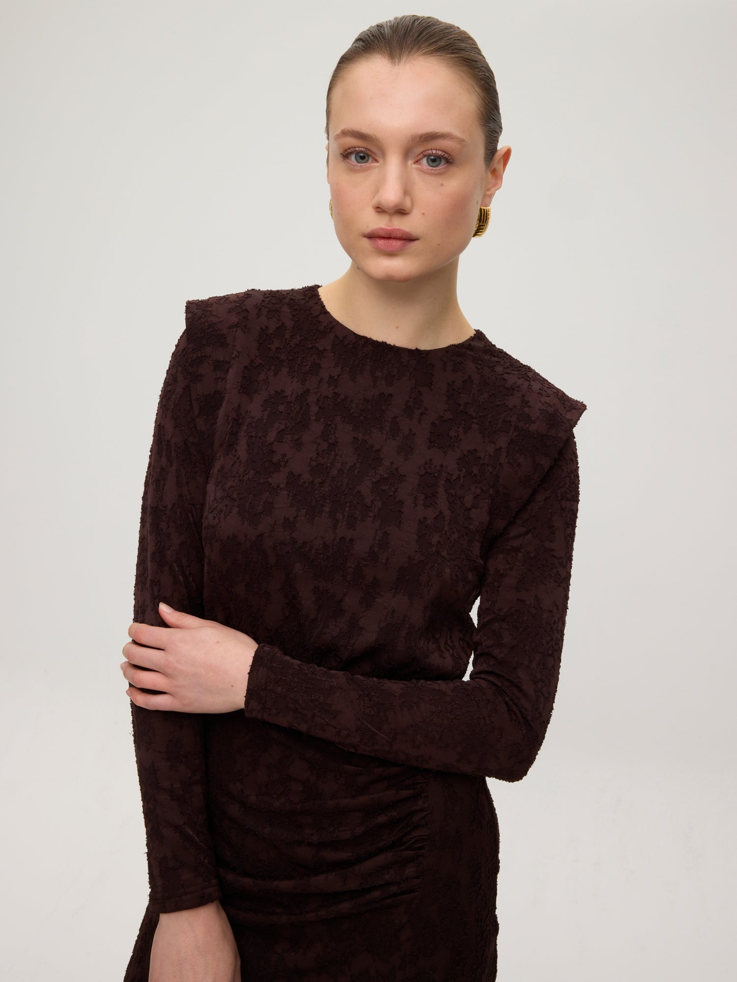 mioh | FOSTER BROWN - Vestido marrón tejido relieve hombreras marcadas. Vestidos de fiesta para invitadas de boda perfectas. Marca española de moda