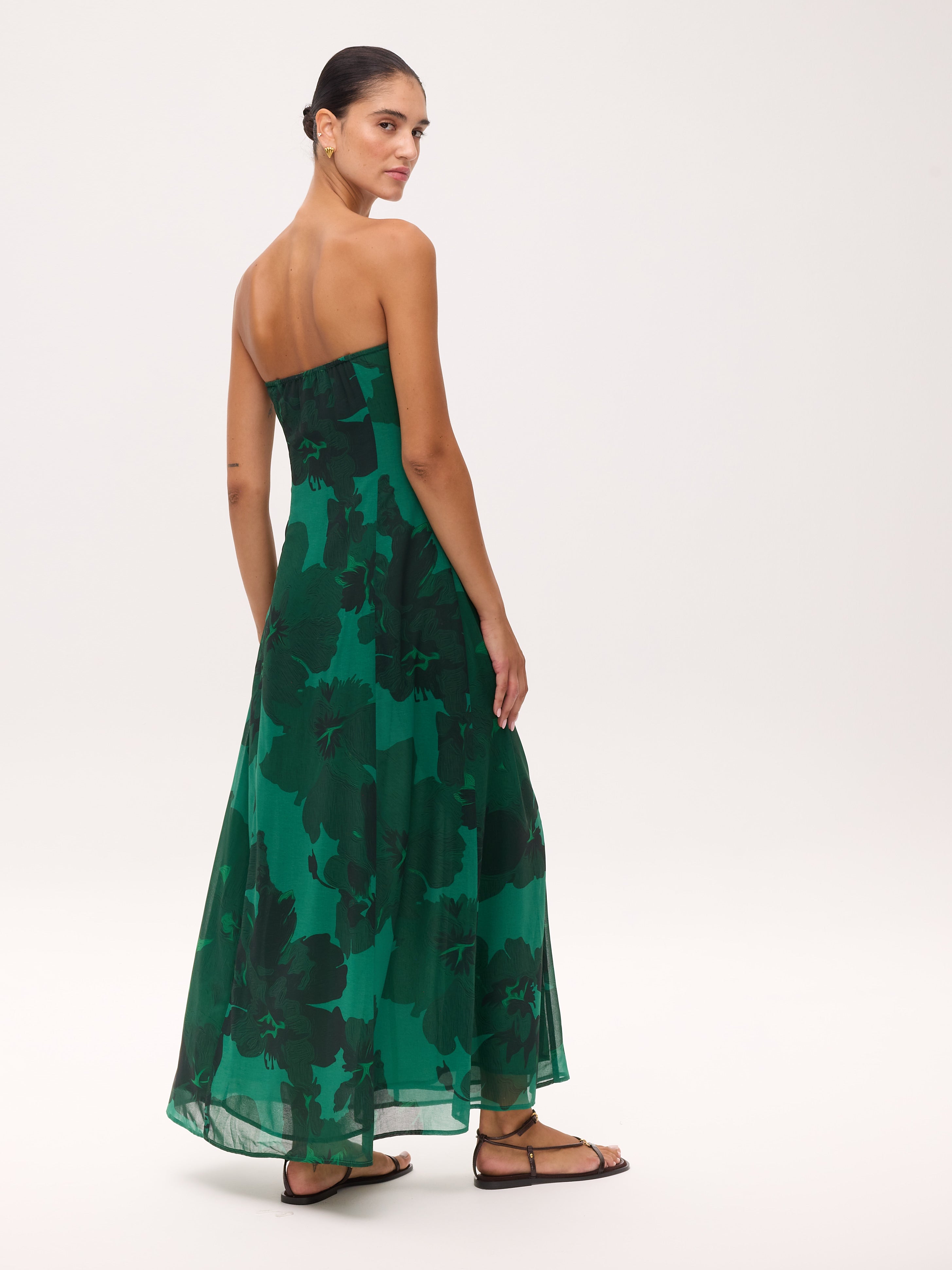 HELENA GREEN - Vestido fluido estampado floral con tirantes desmontables, para invitadas de boda, fiesta y eventos de primvera y verano. MIOH es la marca de vestidos de invitada de boda y fiesta de referencia en España