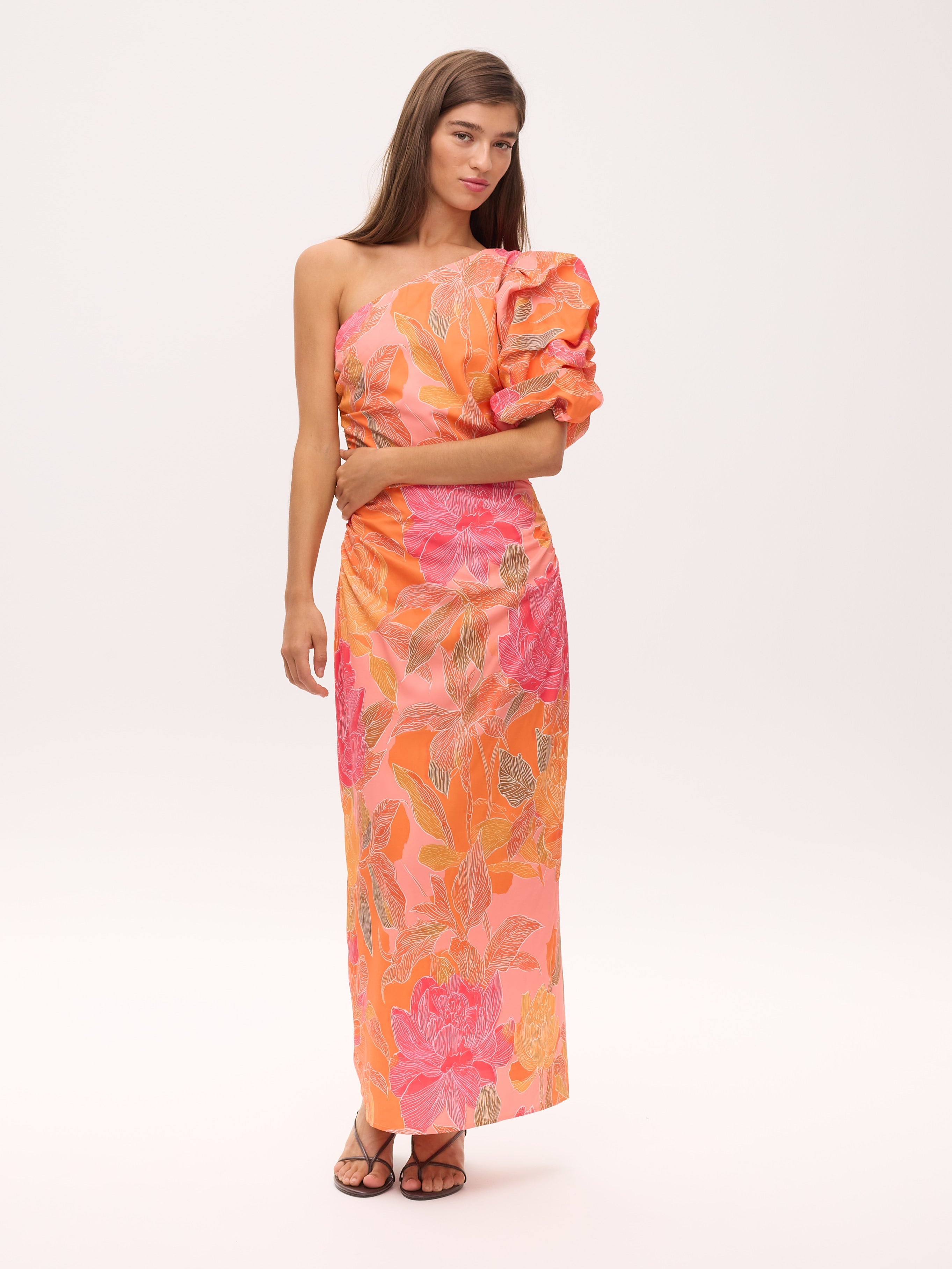 ISABELA FLOWERS - Vestido asimétrico manga abullonada estampado flores, de fiesta e invitada de boda y evento primavera verano. MIOH es la marca de vestidos de invitada de boda y fiesta de referencia en España