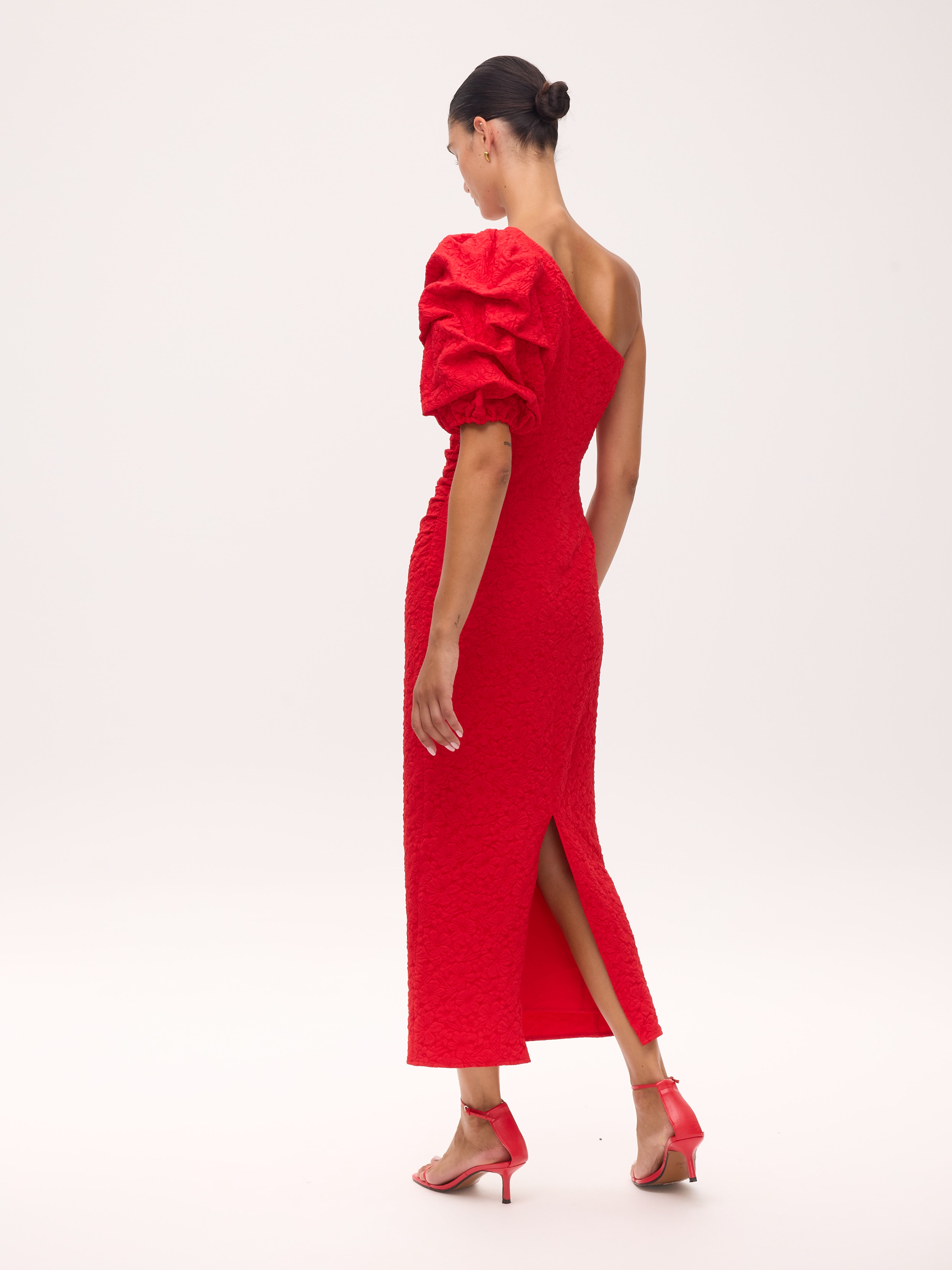 ISABELA RED - Vestido asimétrico manga abullonada damasco elástico floral rojo, de fiesta e invitada de boda y evento primavera verano. MIOH es la marca que eligen las influencers de España para sus eventos, como bodas y fiestas